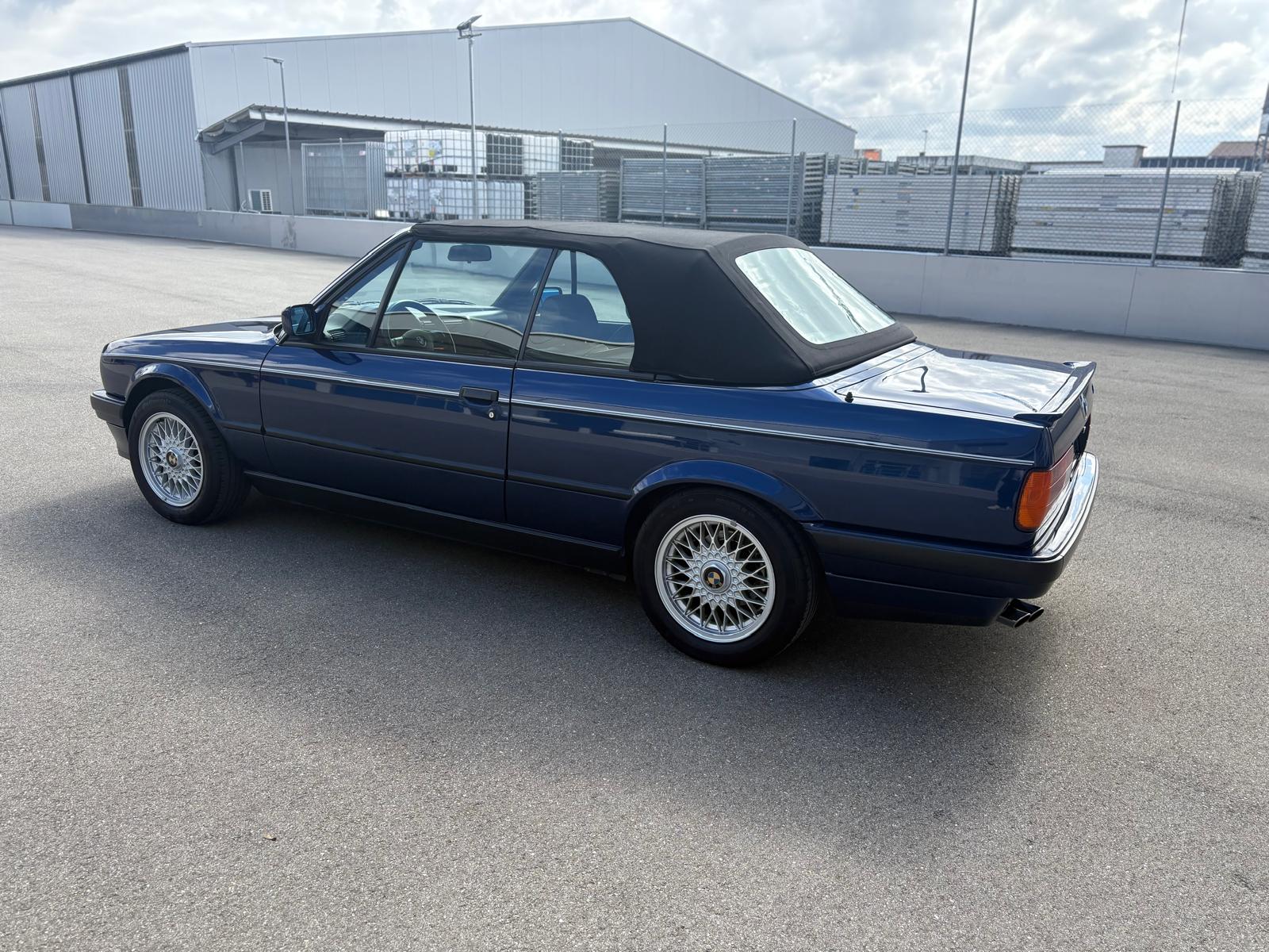 BMW 320i Cabrio-image-4