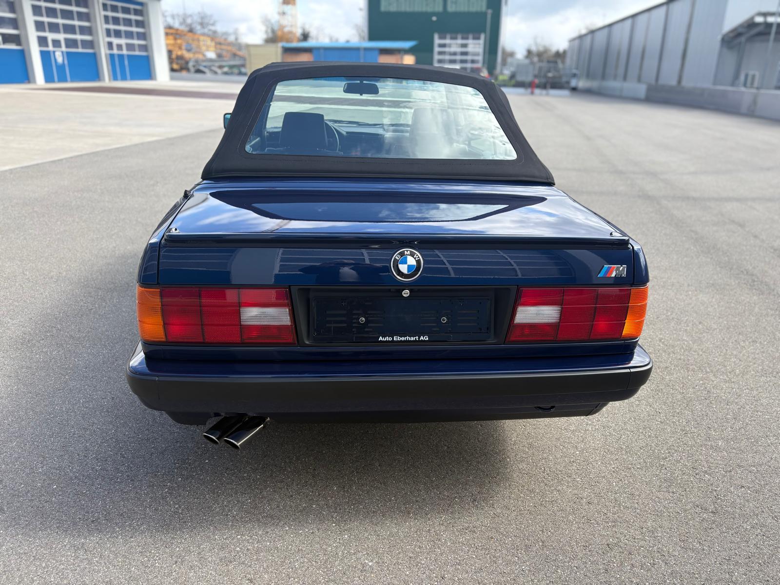 BMW 320i Cabrio-image-3