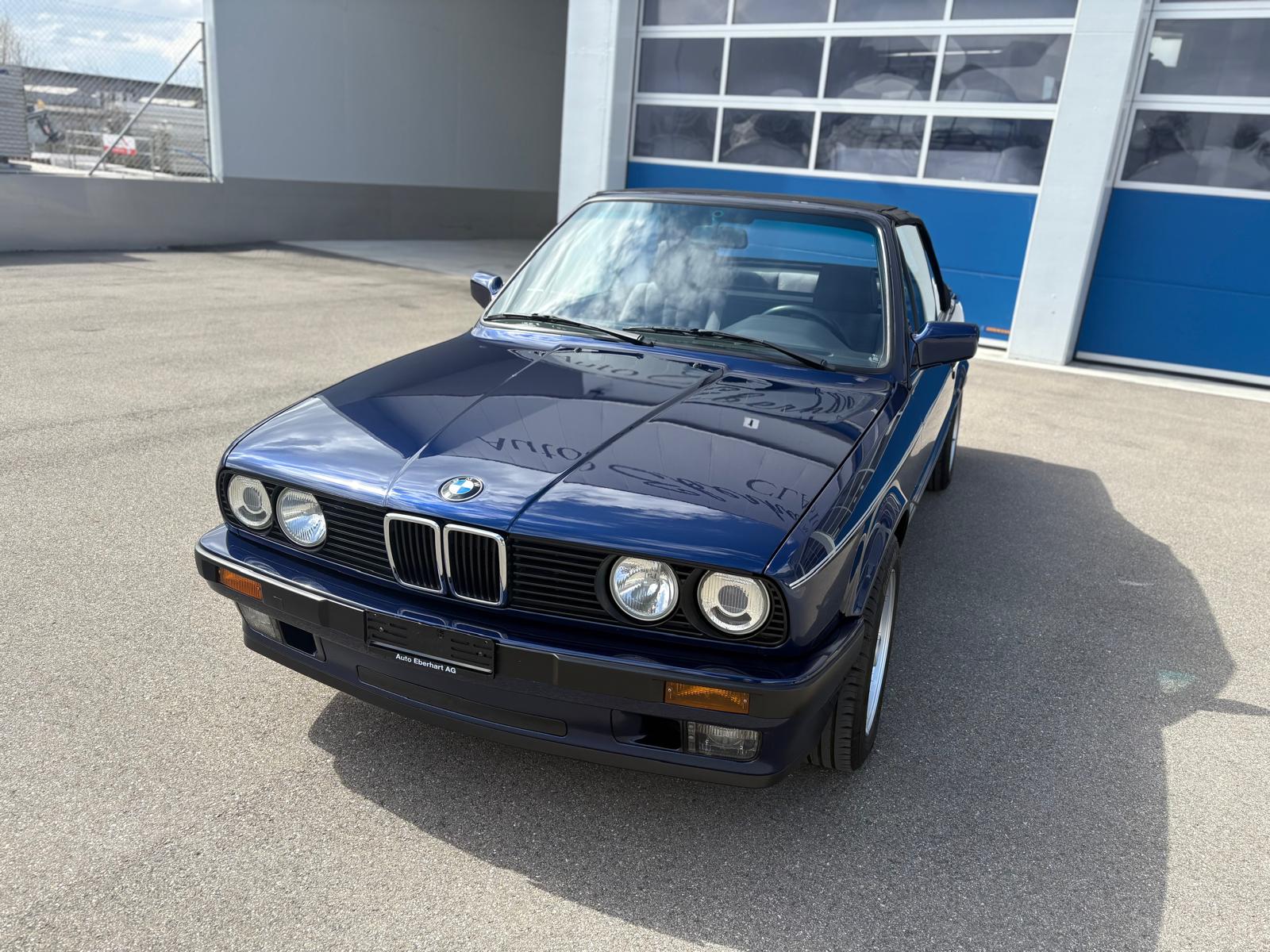BMW 320i Cabrio-image-1