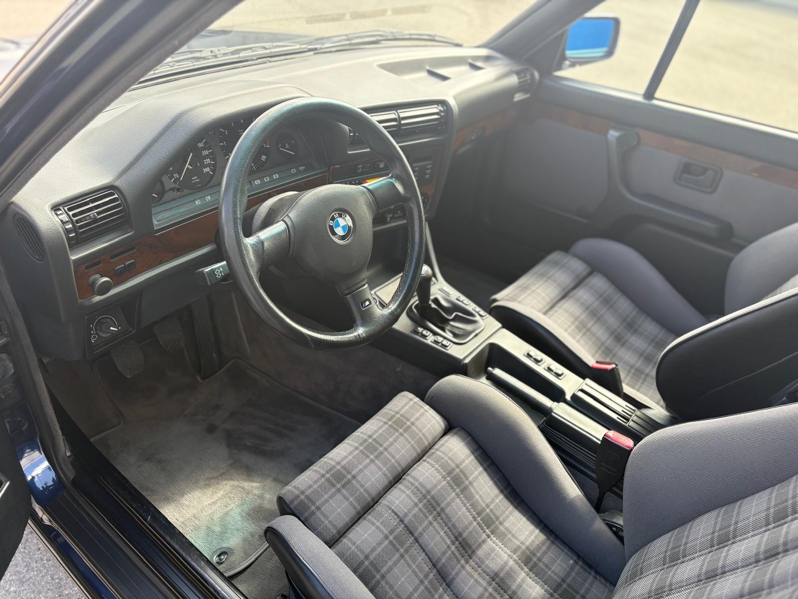 BMW 320i Cabrio-image-6