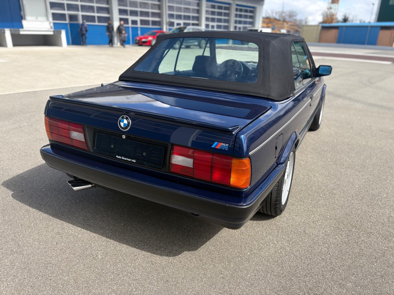 BMW 320i Cabrio-image-2