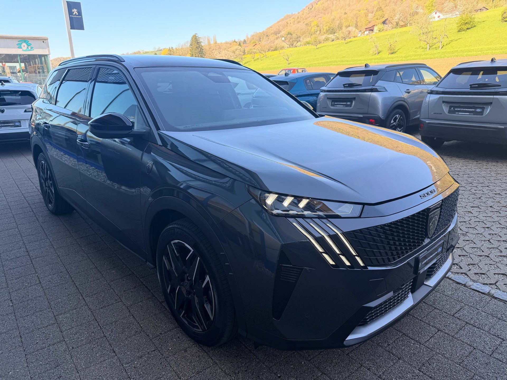PEUGEOT 5008 1.2 Hybrid GT *5 Jahre Werksgarrantie*-showroom-element-3