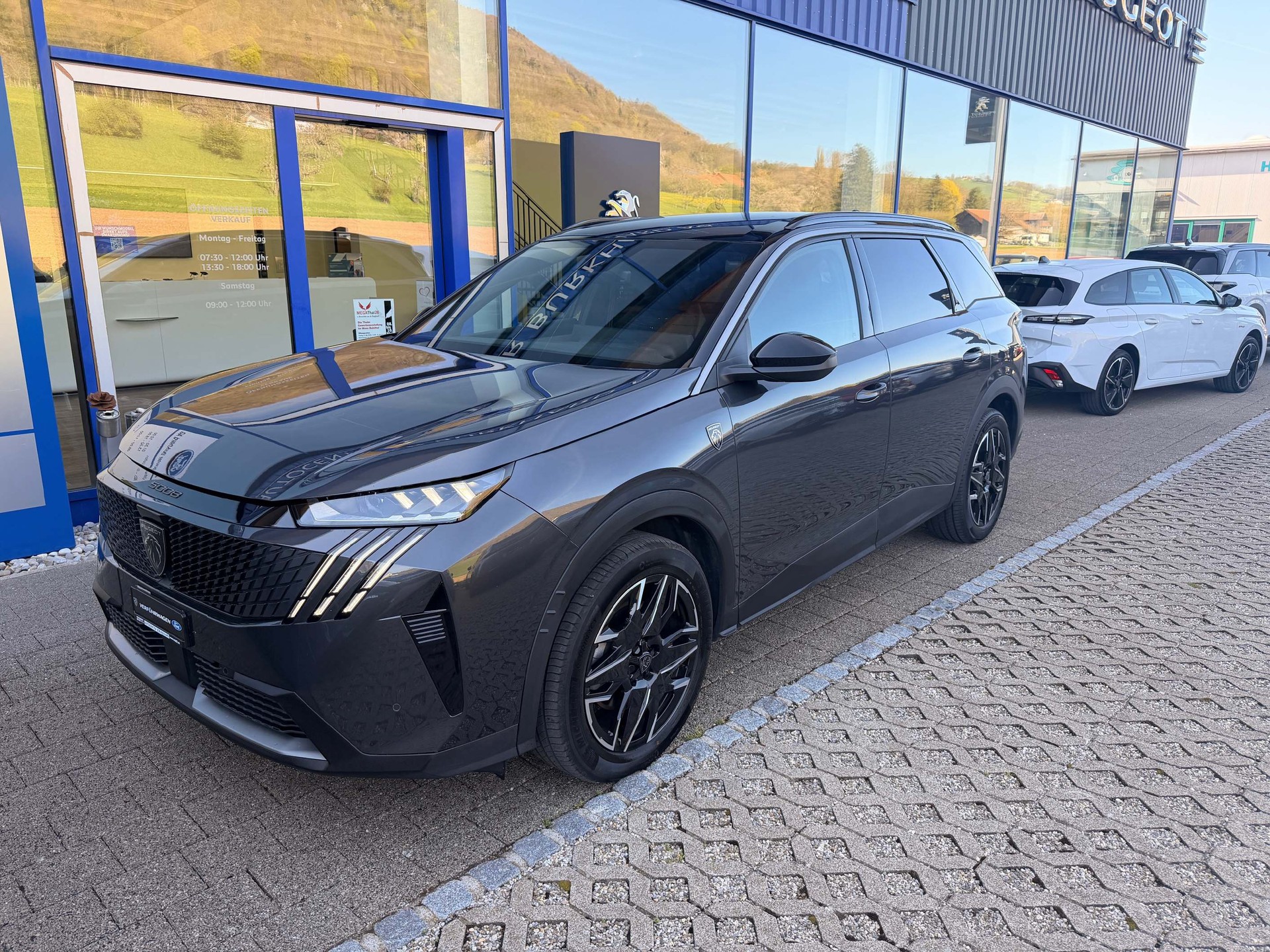 PEUGEOT 5008 1.2 Hybrid GT *5 Jahre Werksgarrantie*-showroom-element-1