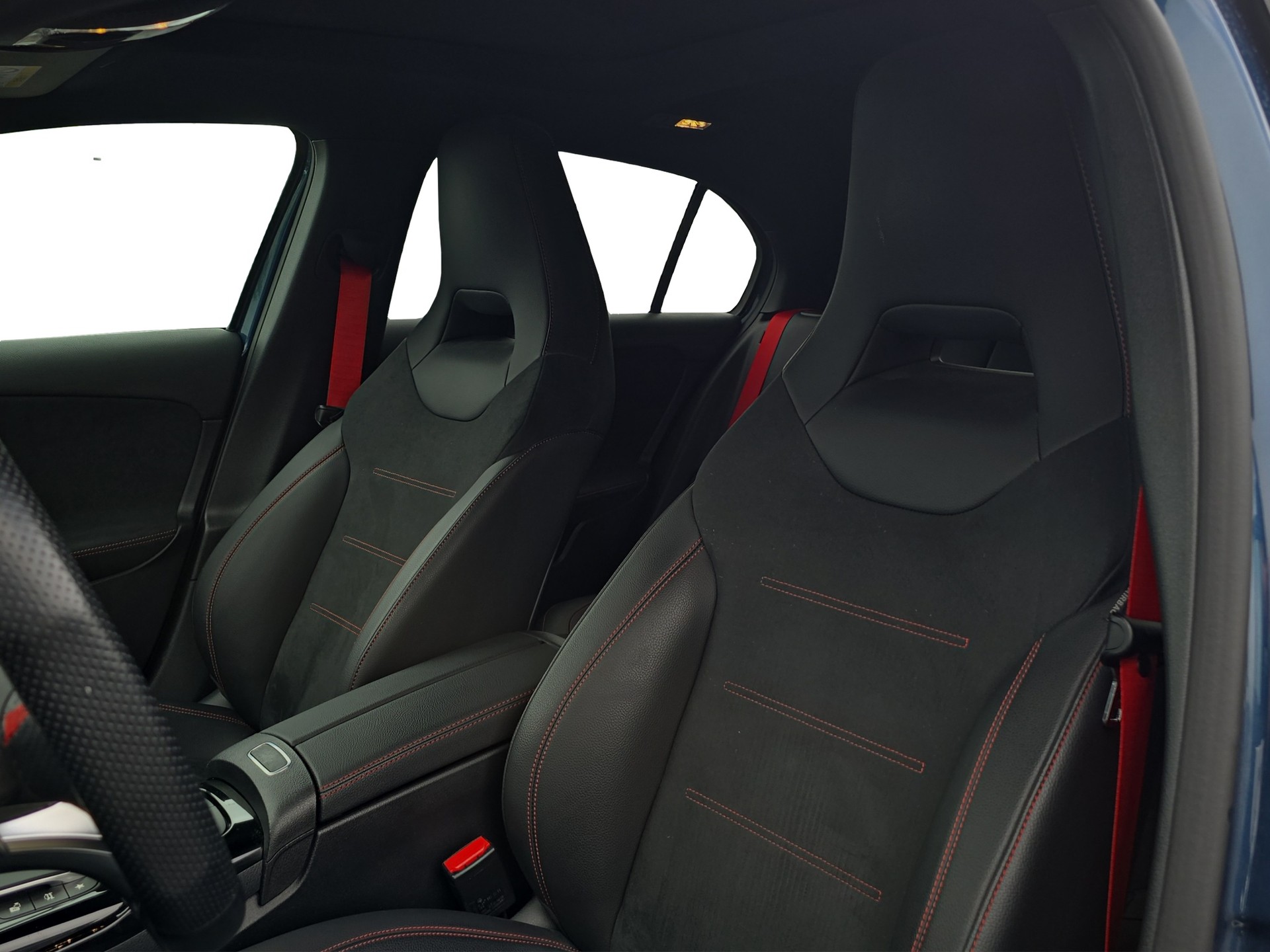 MERCEDES-BENZ A 35 AMG 4Matic Speedshift-image-7