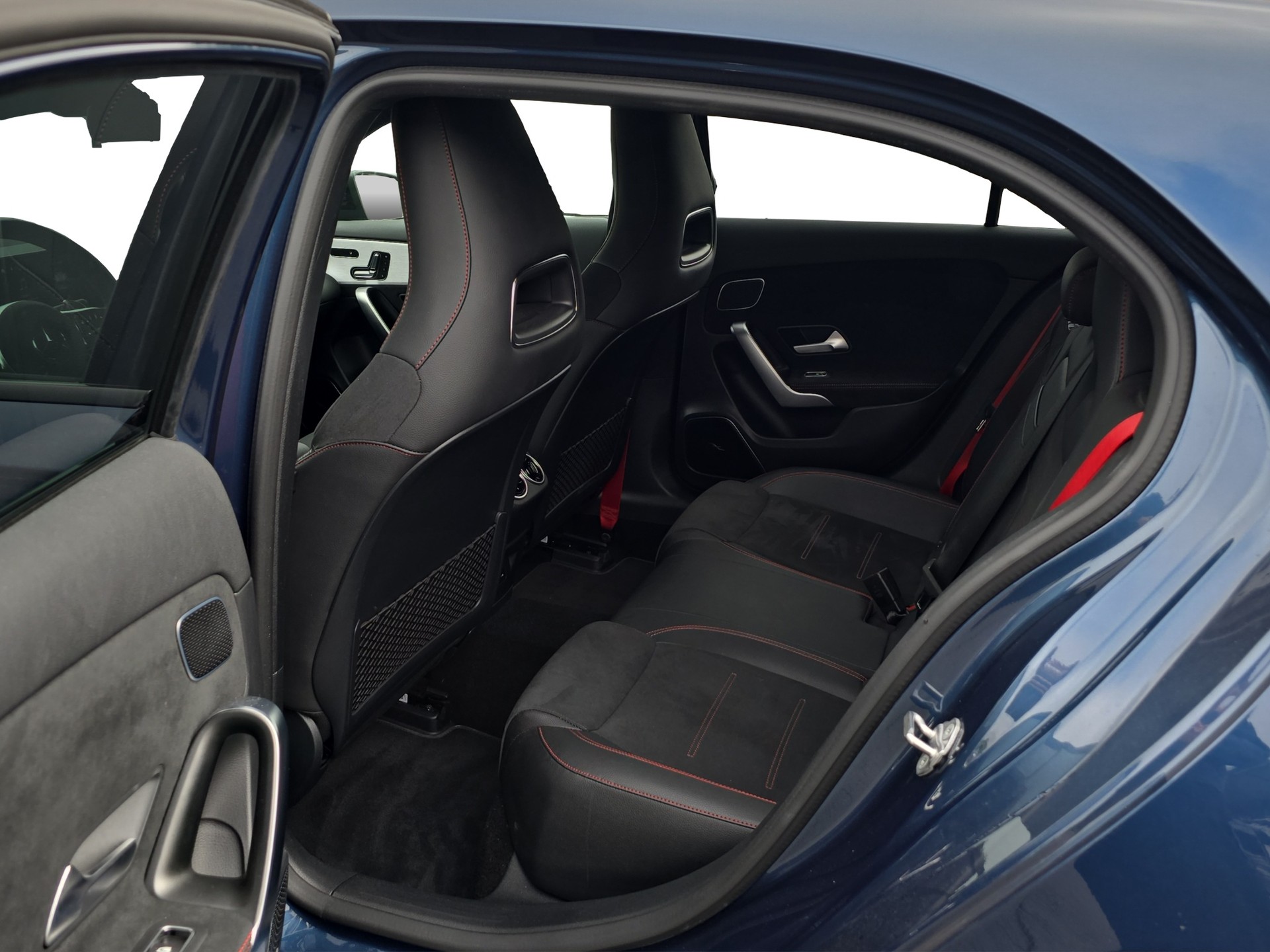 MERCEDES-BENZ A 35 AMG 4Matic Speedshift-image-9