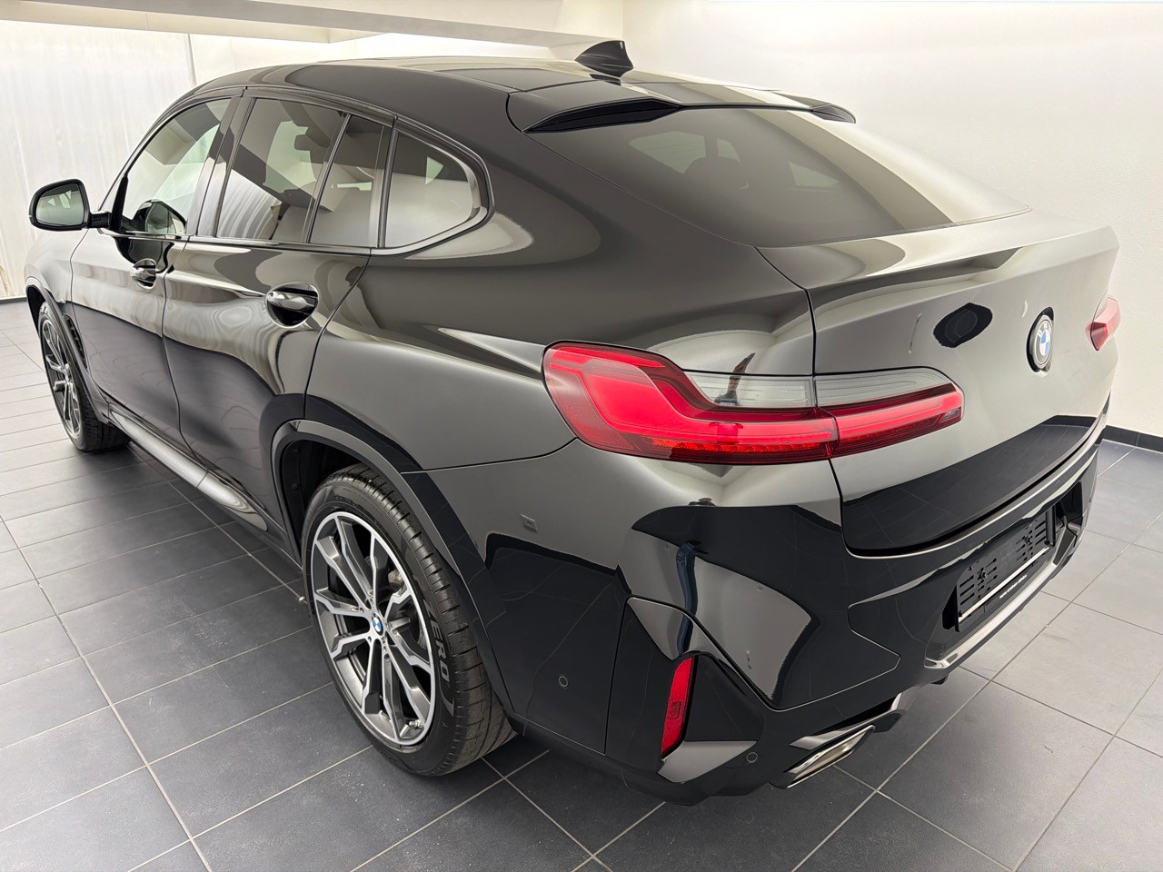 BMW X4 xDrive 48V 20d M Sport-showroom-element-1