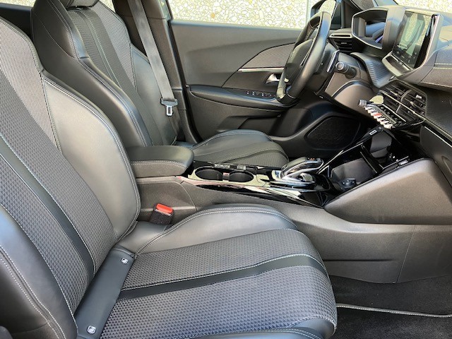 PEUGEOT 2008 1.5 BlueHDi GT EAT8-image-7