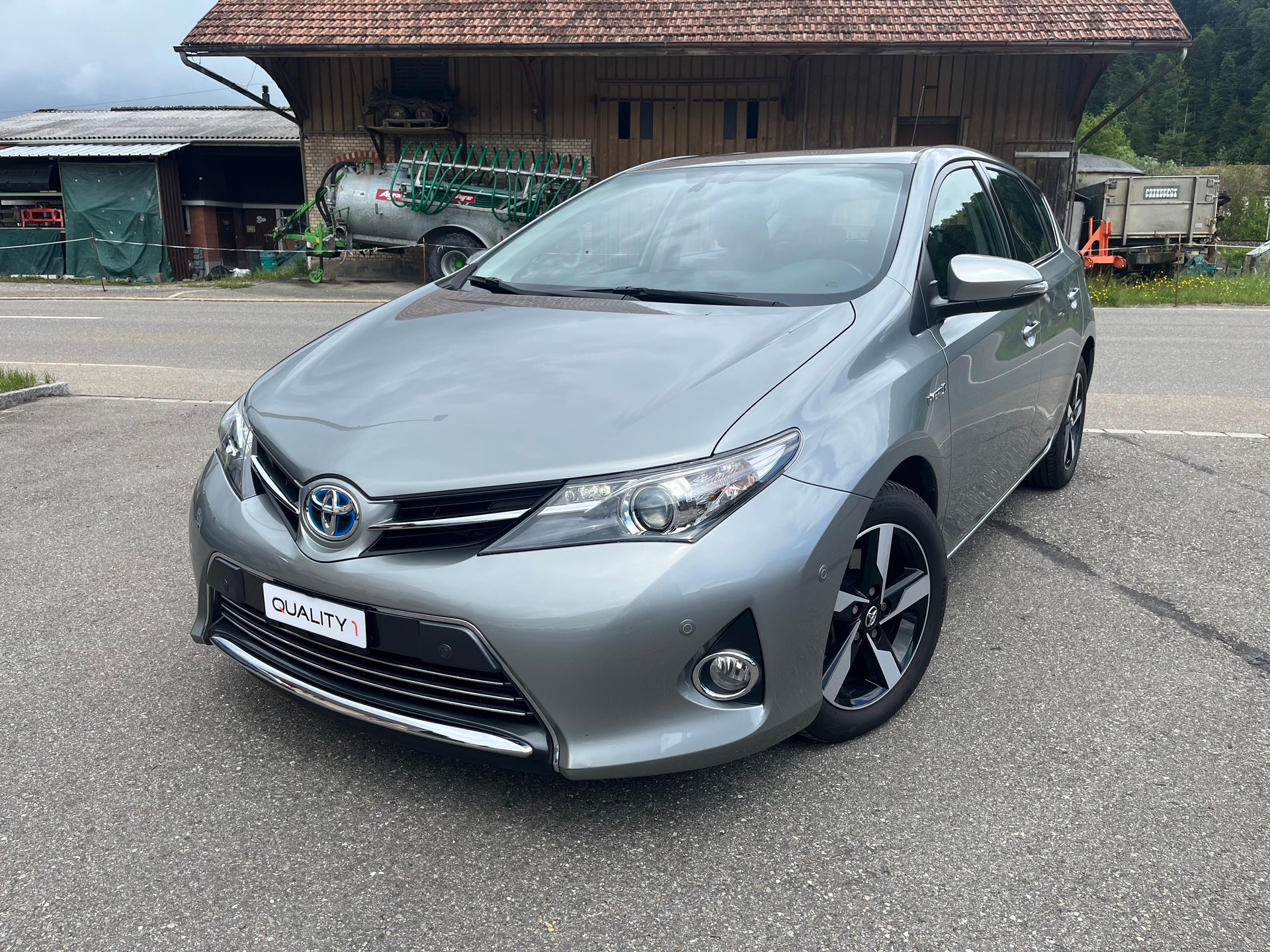 TOYOTA Auris 1.8 16V HSD Linea Sol / Frisch ab MFK & Sevice / 8-fach bereift