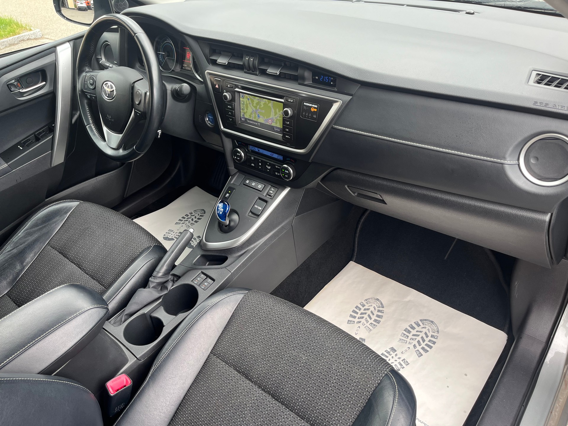 TOYOTA Auris 1.8 16V HSD Linea Sol / Frisch ab MFK & Sevice / 8-fach bereift-image-11
