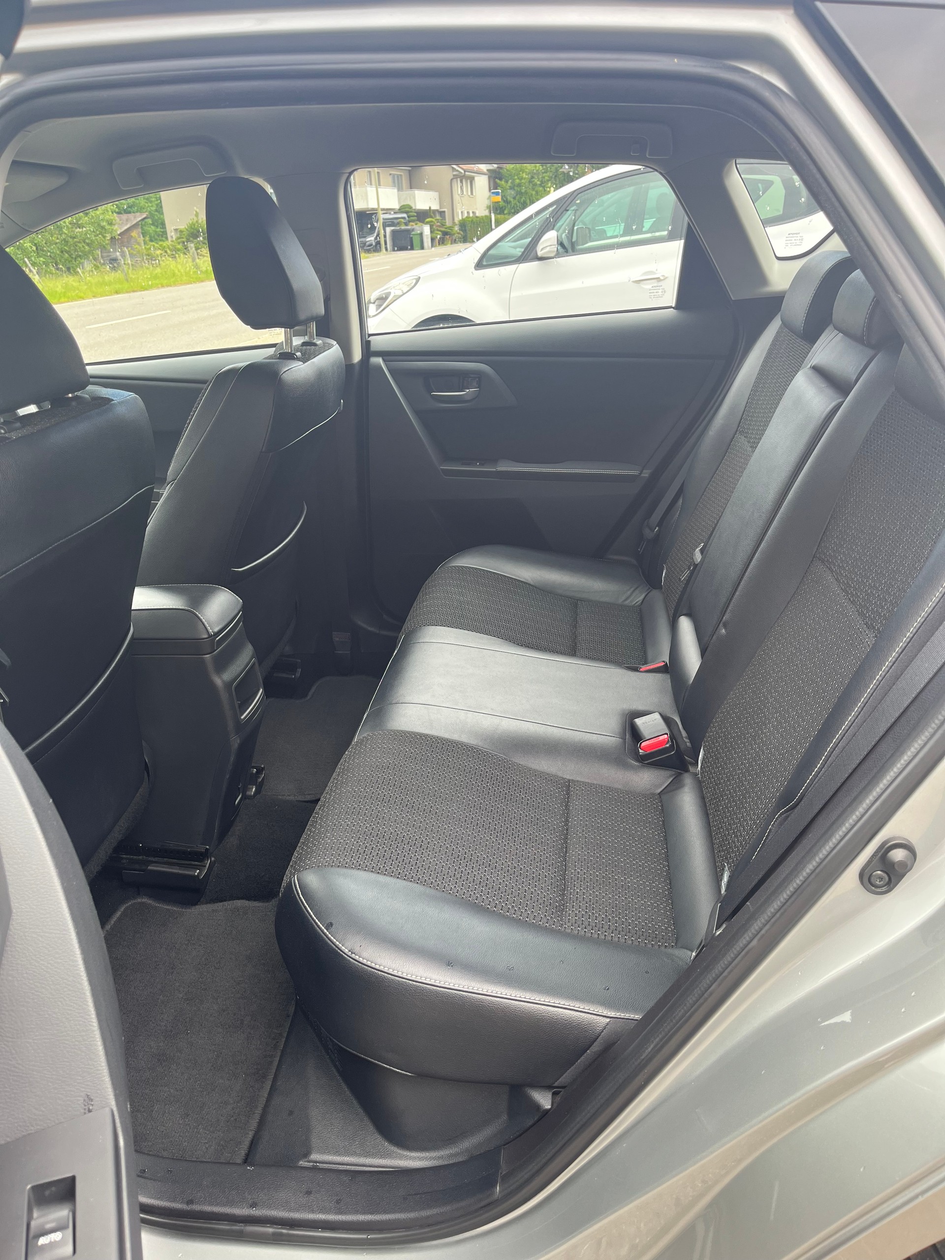 TOYOTA Auris 1.8 16V HSD Linea Sol / Frisch ab MFK & Sevice / 8-fach bereift-image-5