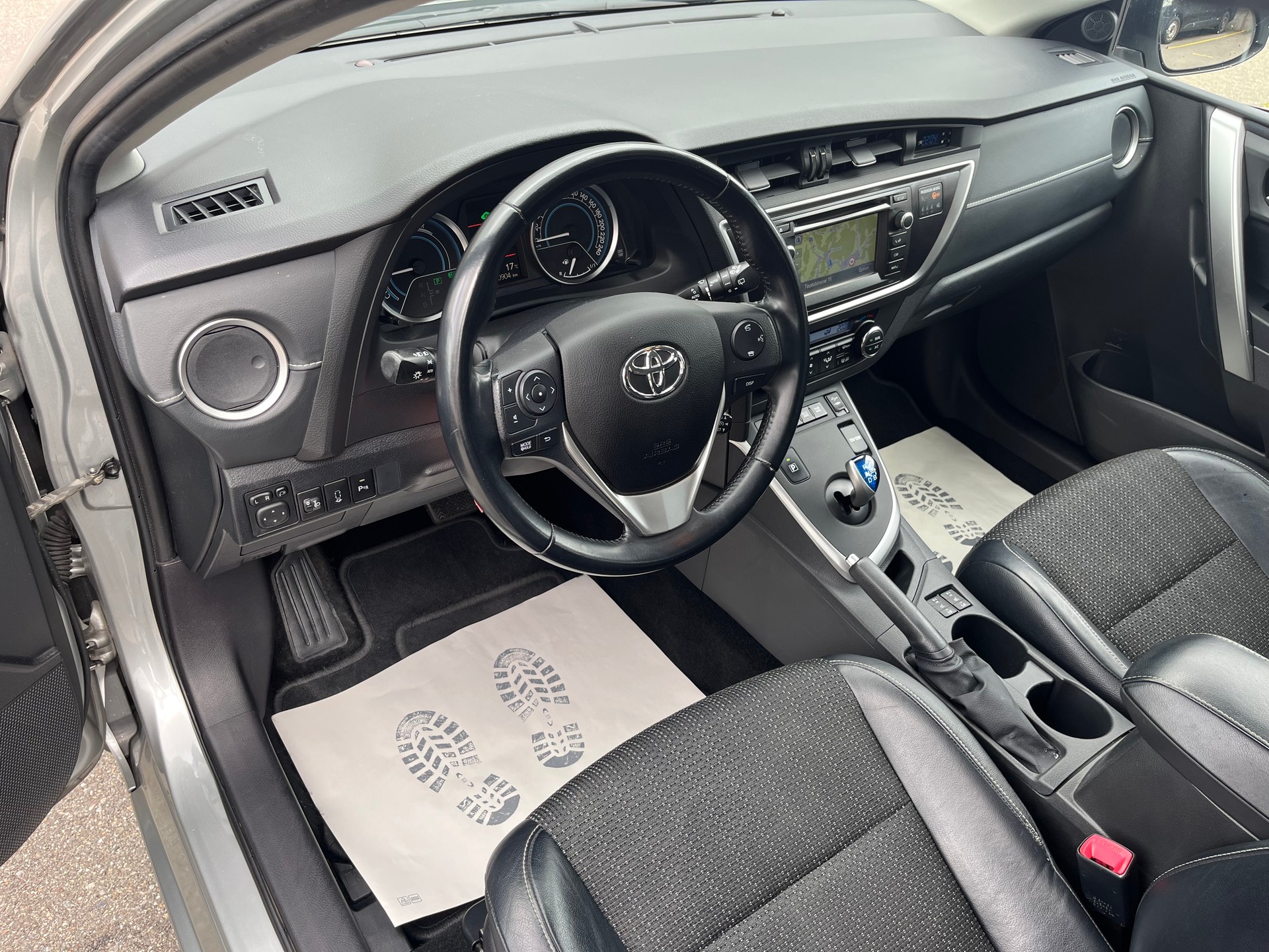 TOYOTA Auris 1.8 16V HSD Linea Sol / Frisch ab MFK & Sevice / 8-fach bereift-image-9