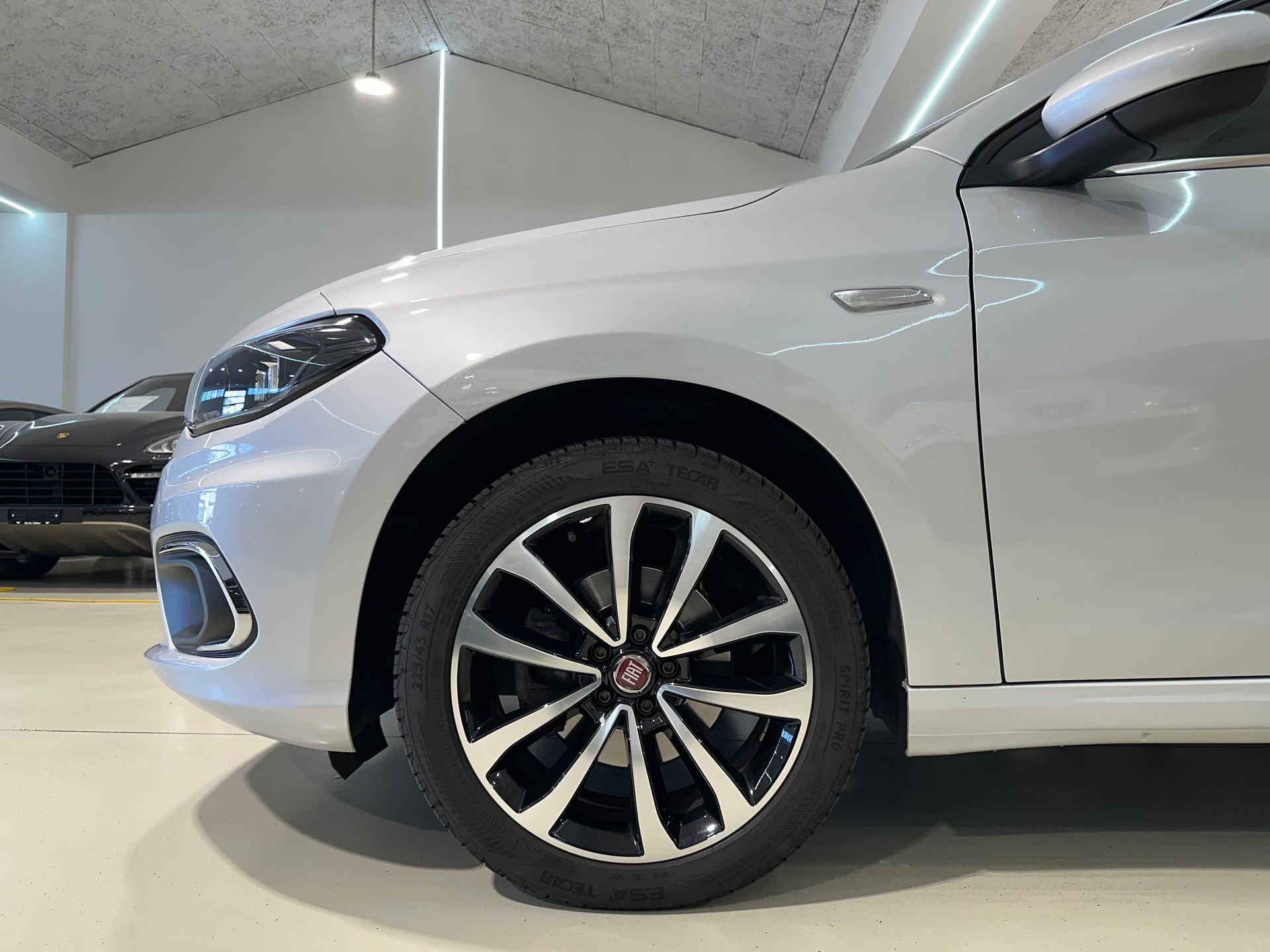 FIAT Tipo 1.6MJ Station Wagon Lounge DCT-showroom-element-2