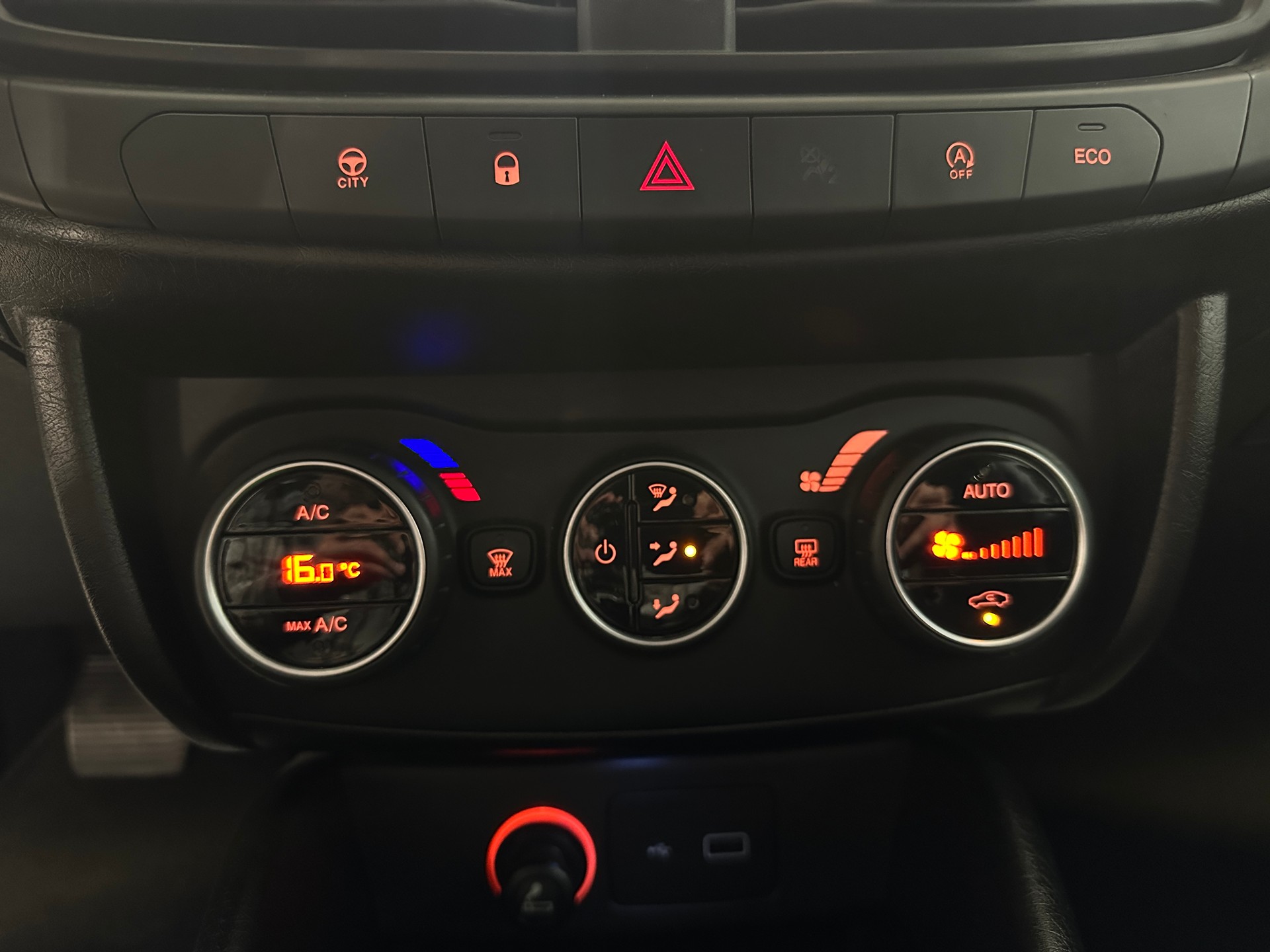 FIAT Tipo 1.6MJ Station Wagon Lounge DCT-image-21