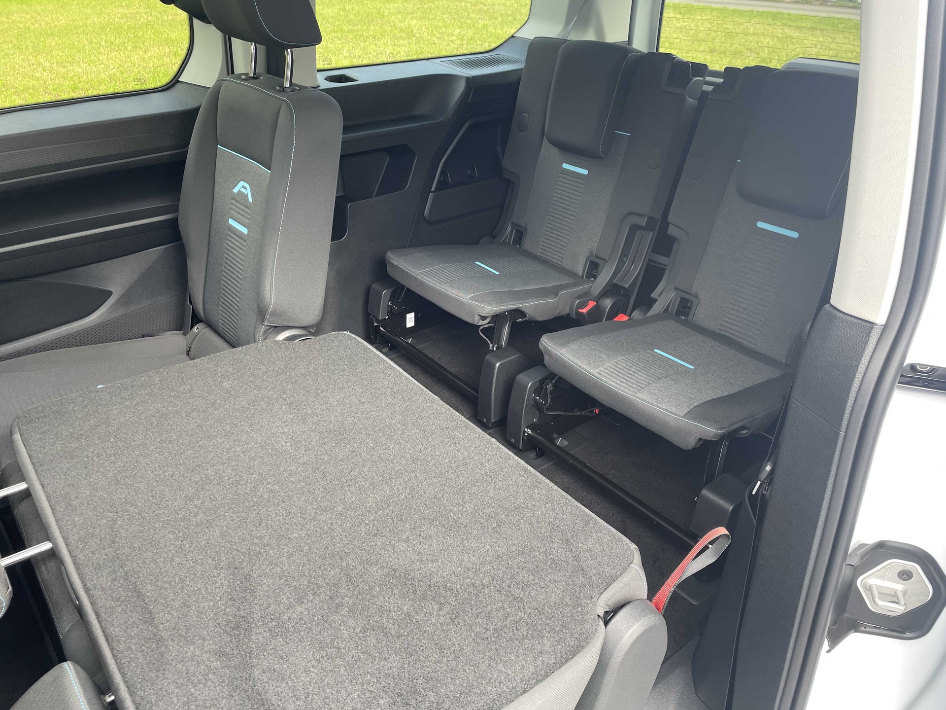 FORD Tourneo Grand Connect 2.0 EcoBlue 122PS Active 4x4-image-14