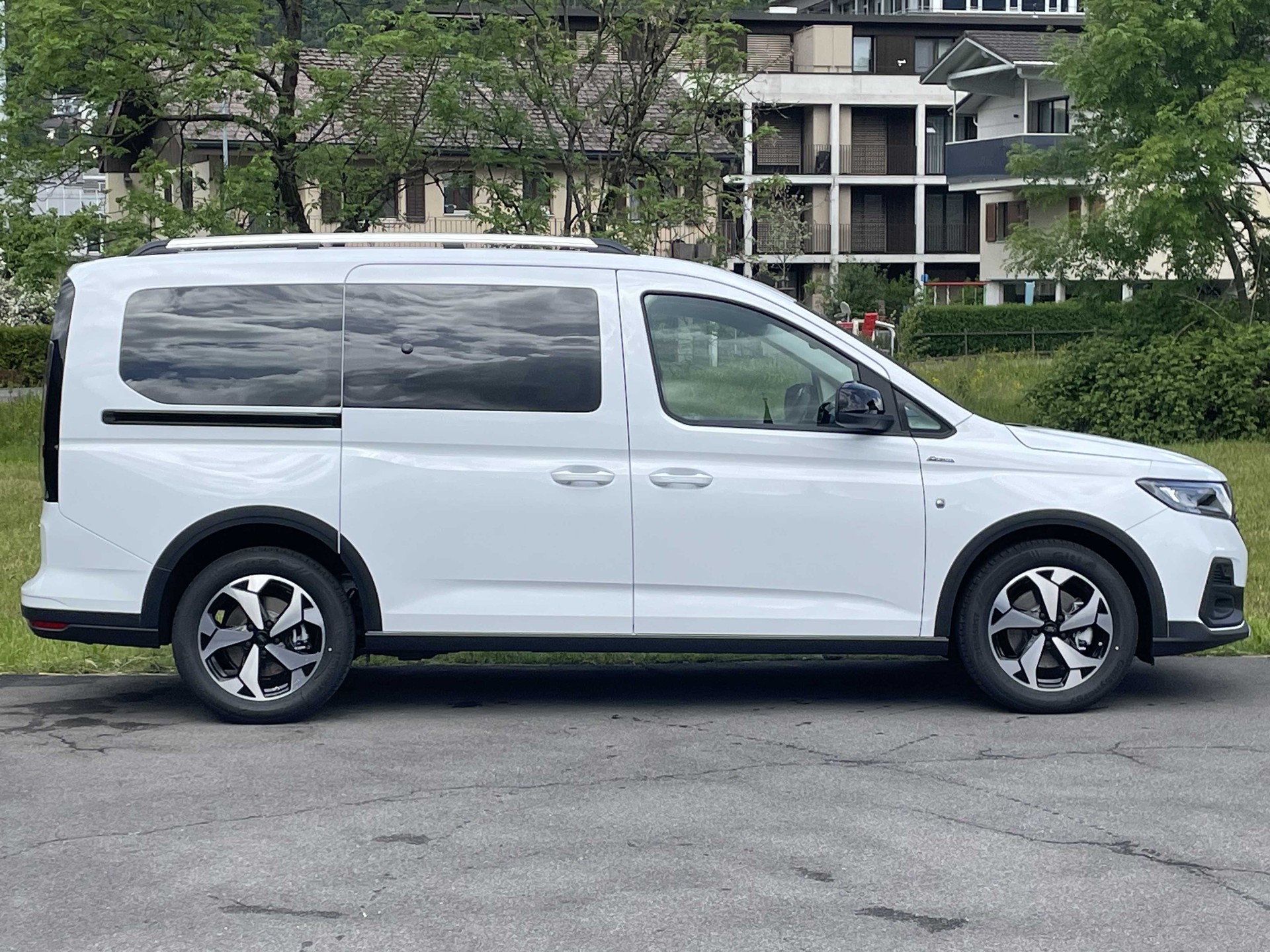FORD Tourneo Grand Connect 2.0 EcoBlue 122PS Active 4x4-image-6