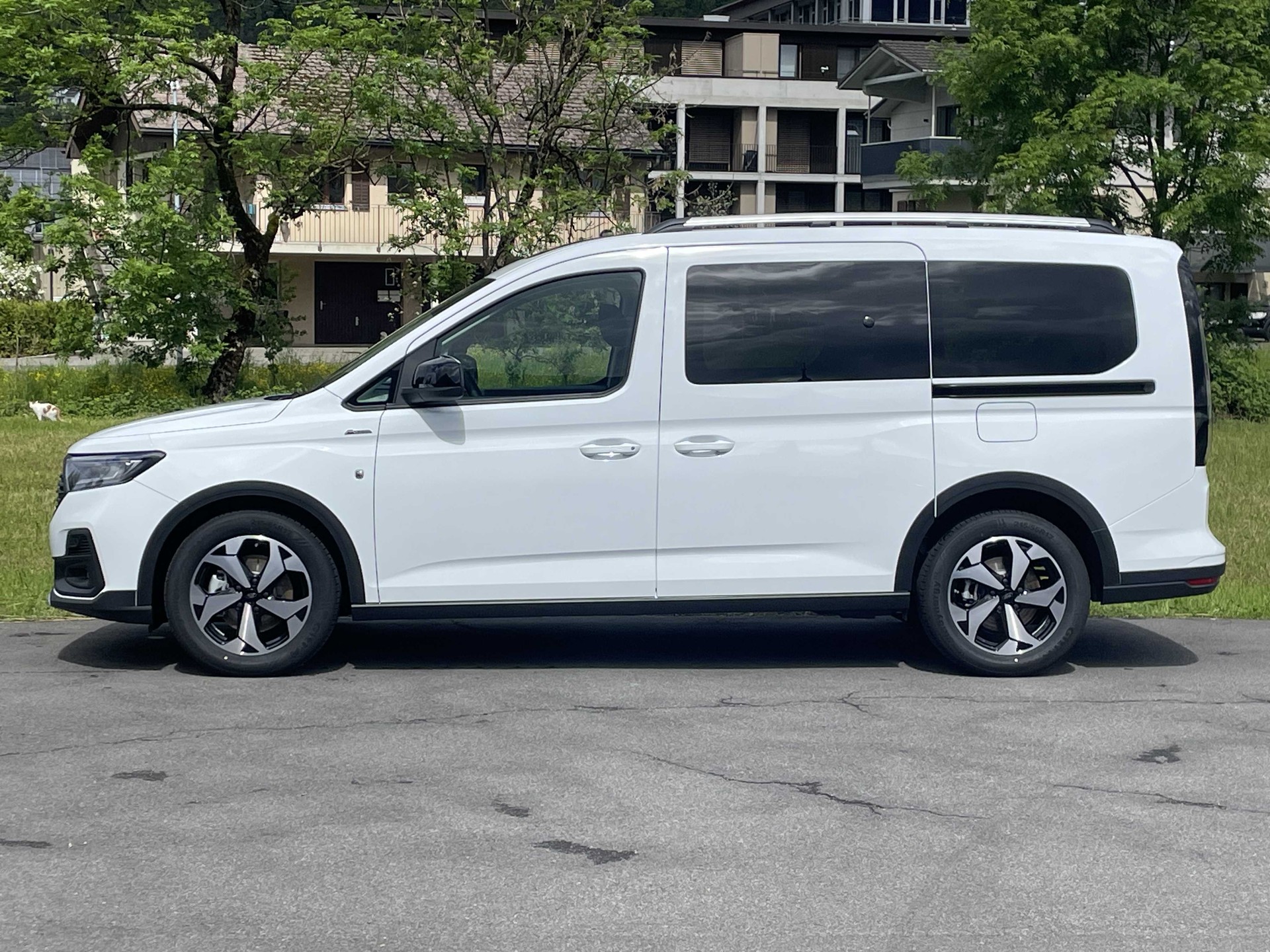 FORD Tourneo Grand Connect 2.0 EcoBlue 122PS Active 4x4-showroom-element-2