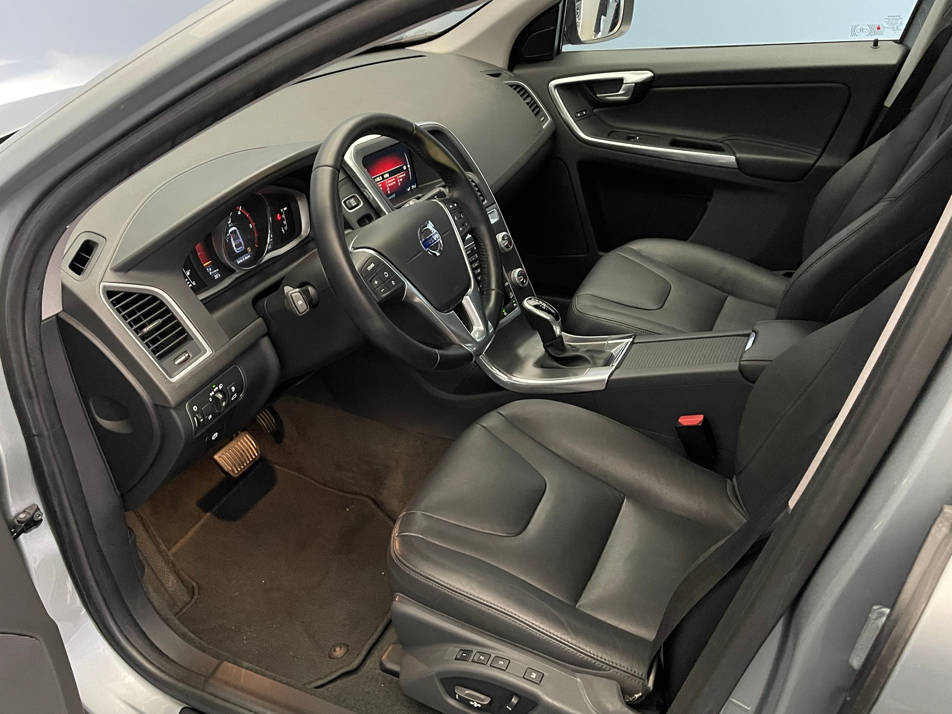 VOLVO XC60 2.4 D4 Summum AWD S/S-image-12