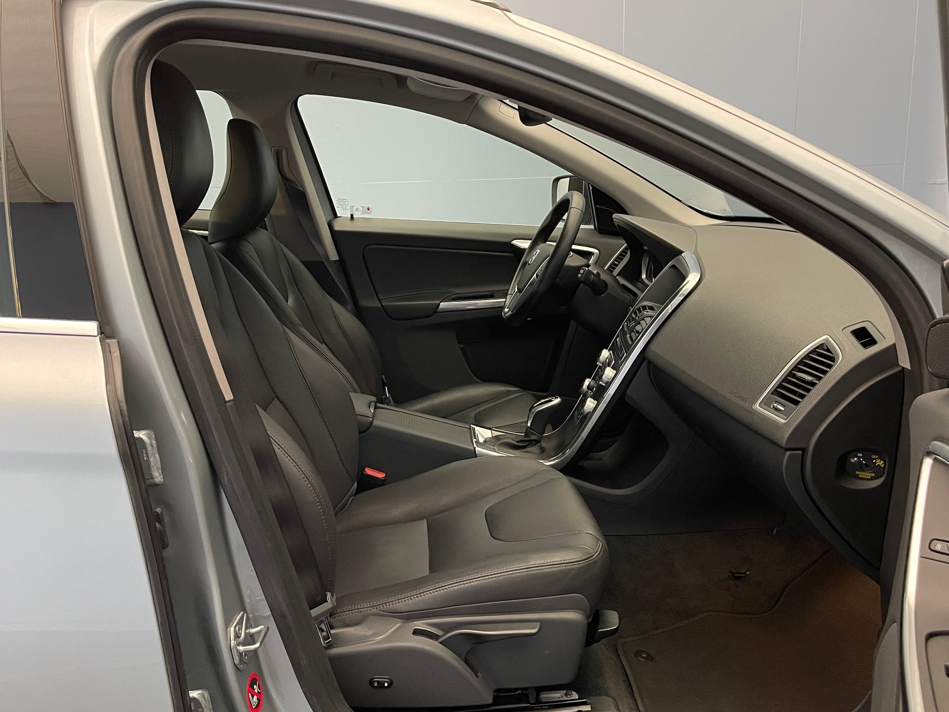 VOLVO XC60 2.4 D4 Summum AWD S/S-image-8