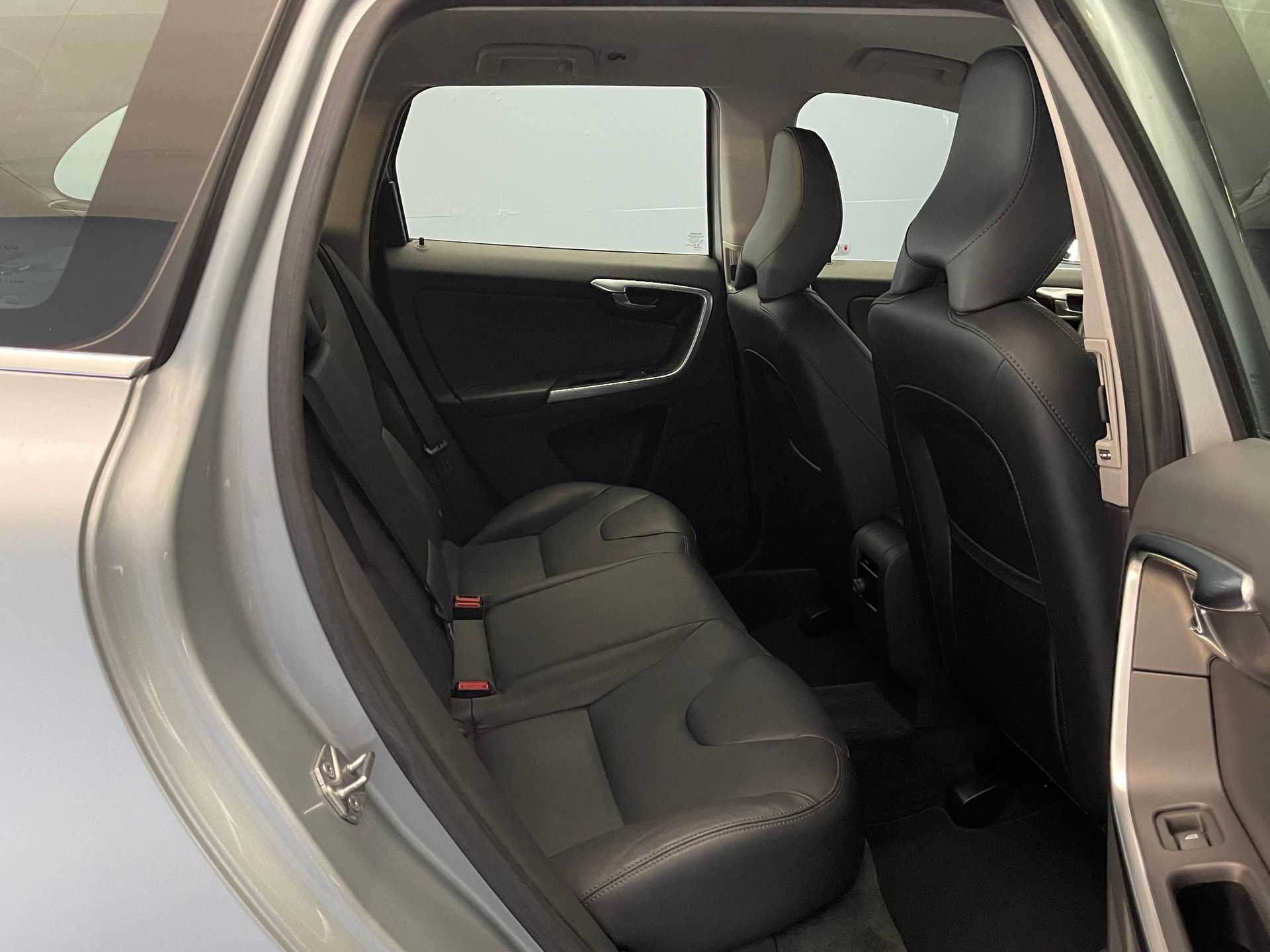 VOLVO XC60 2.4 D4 Summum AWD S/S-image-6