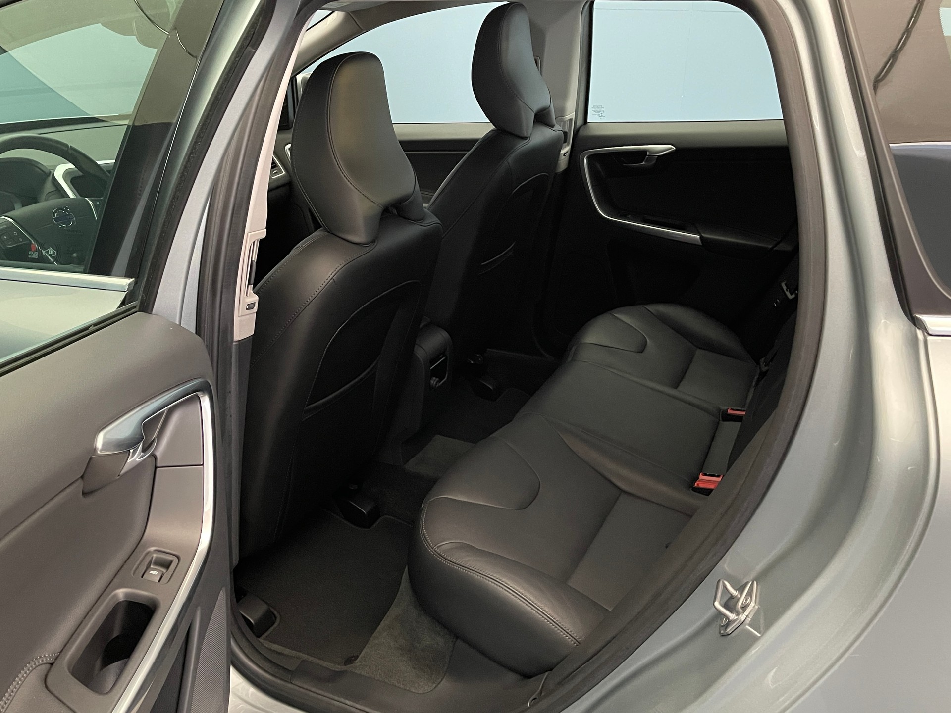 VOLVO XC60 2.4 D4 Summum AWD S/S-image-9