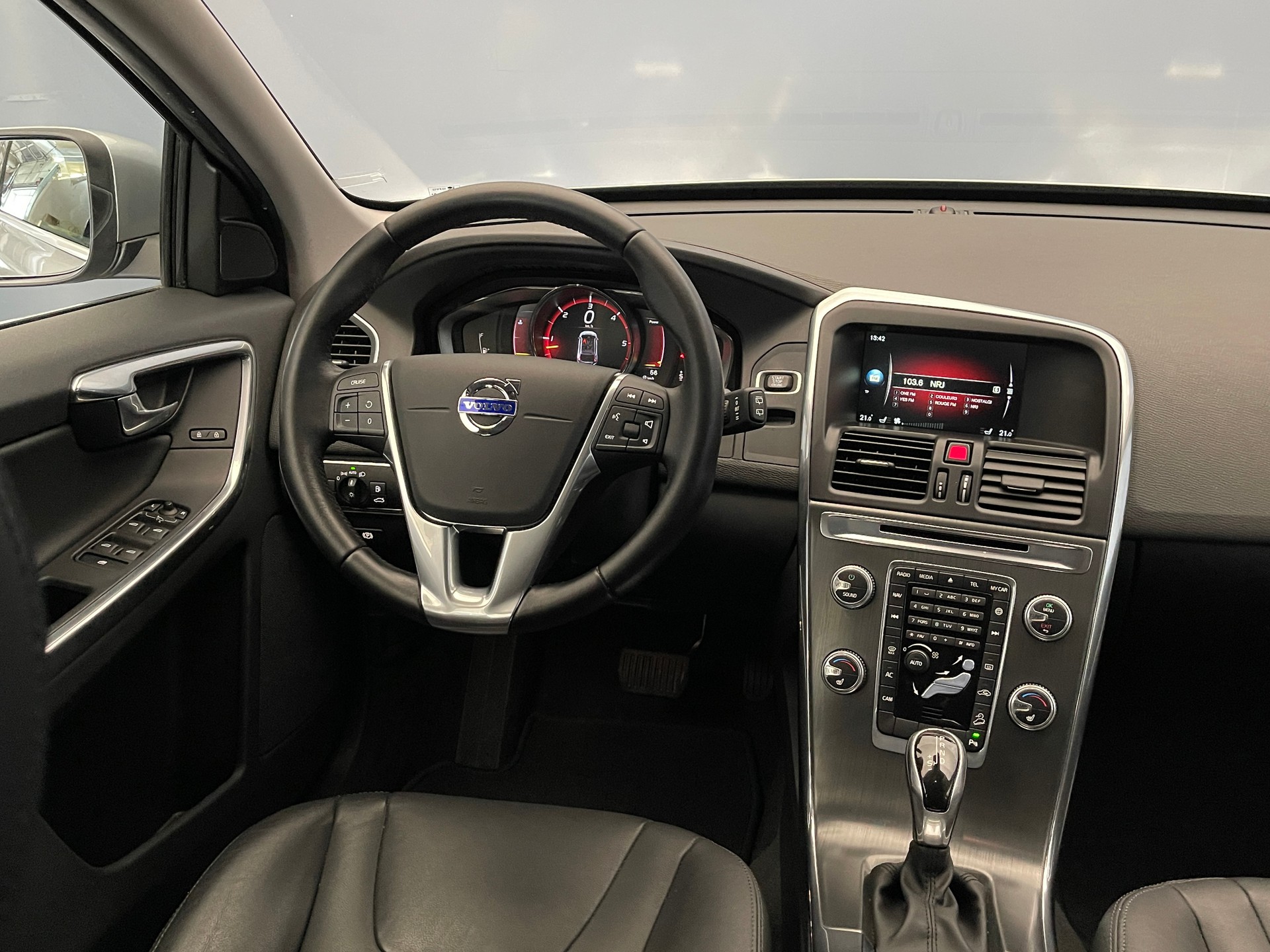VOLVO XC60 2.4 D4 Summum AWD S/S-image-11