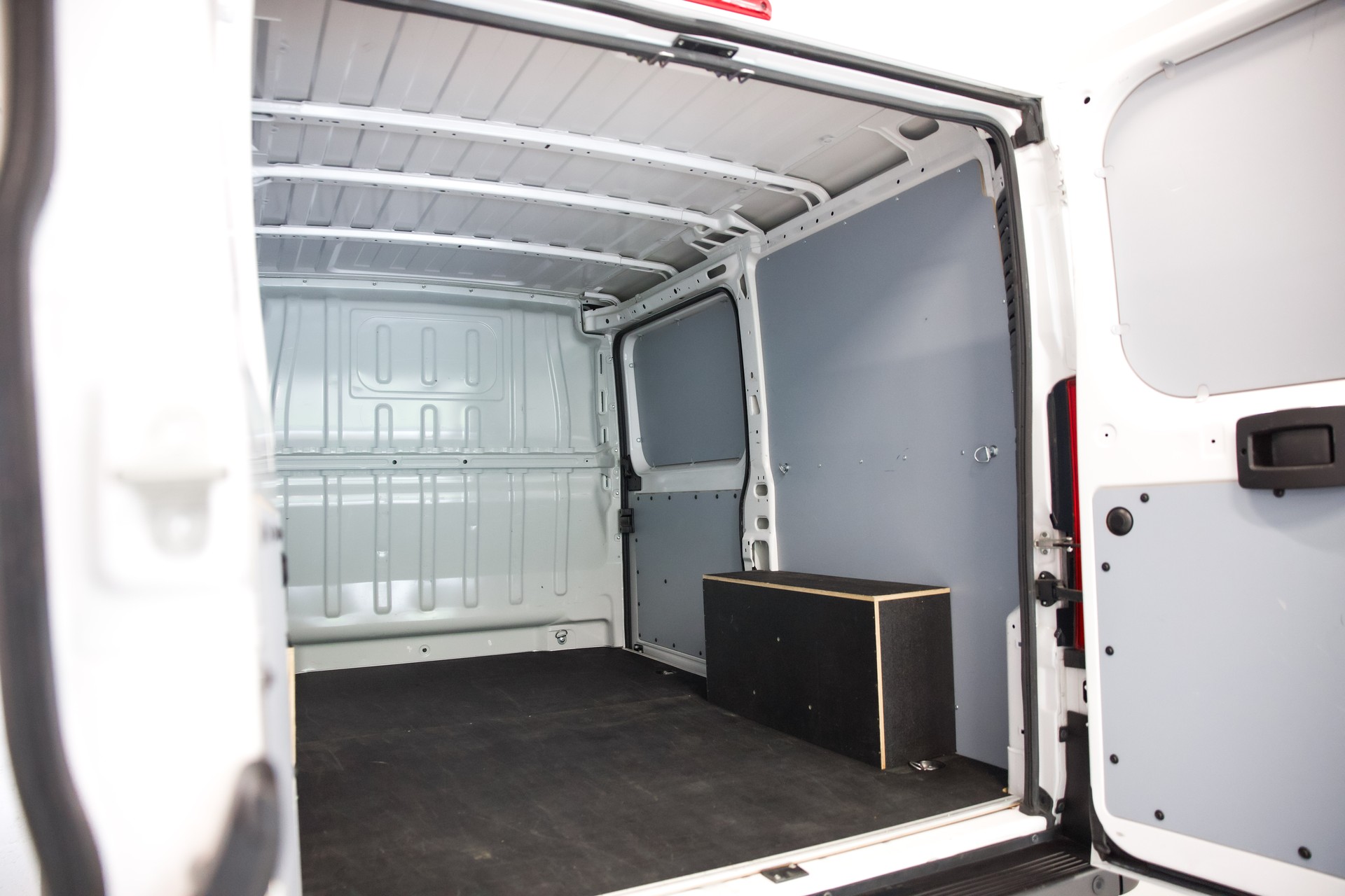 PEUGEOT Boxer 330 L1H1 2.2 BlueHDi 120 S/S-image-17