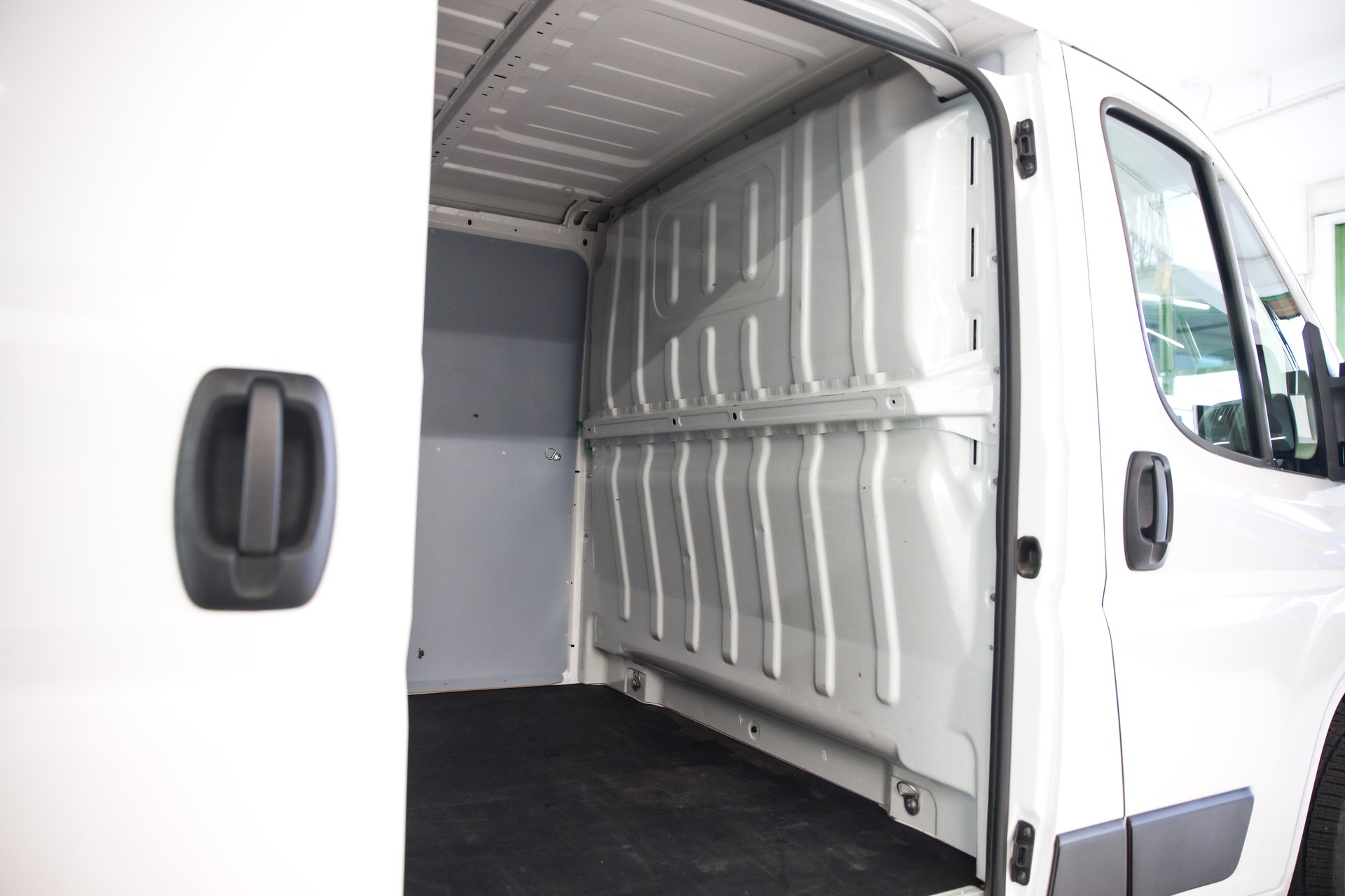 PEUGEOT Boxer 330 L1H1 2.2 BlueHDi 120 S/S-image-15