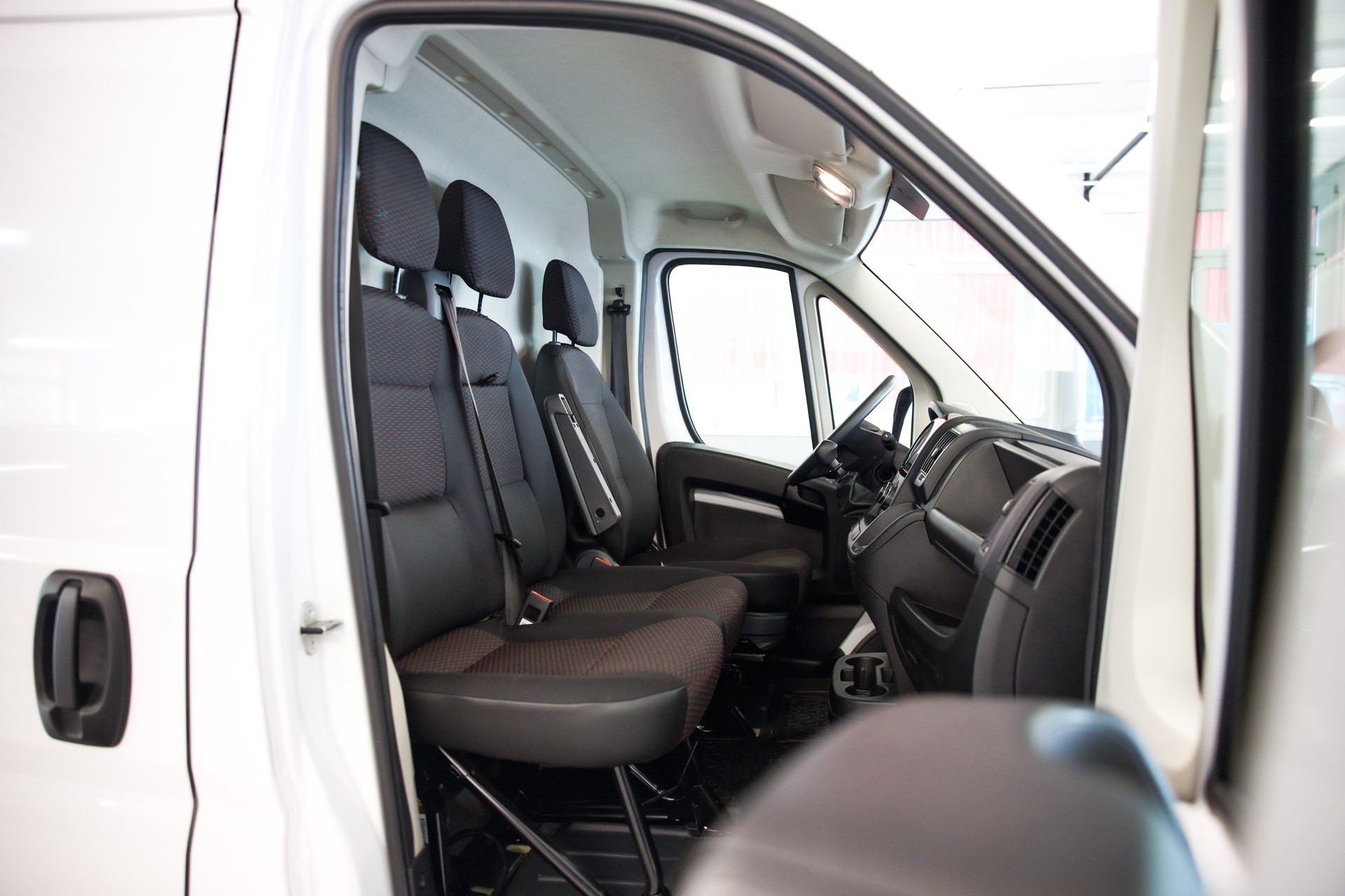PEUGEOT Boxer 330 L1H1 2.2 BlueHDi 120 S/S-image-22