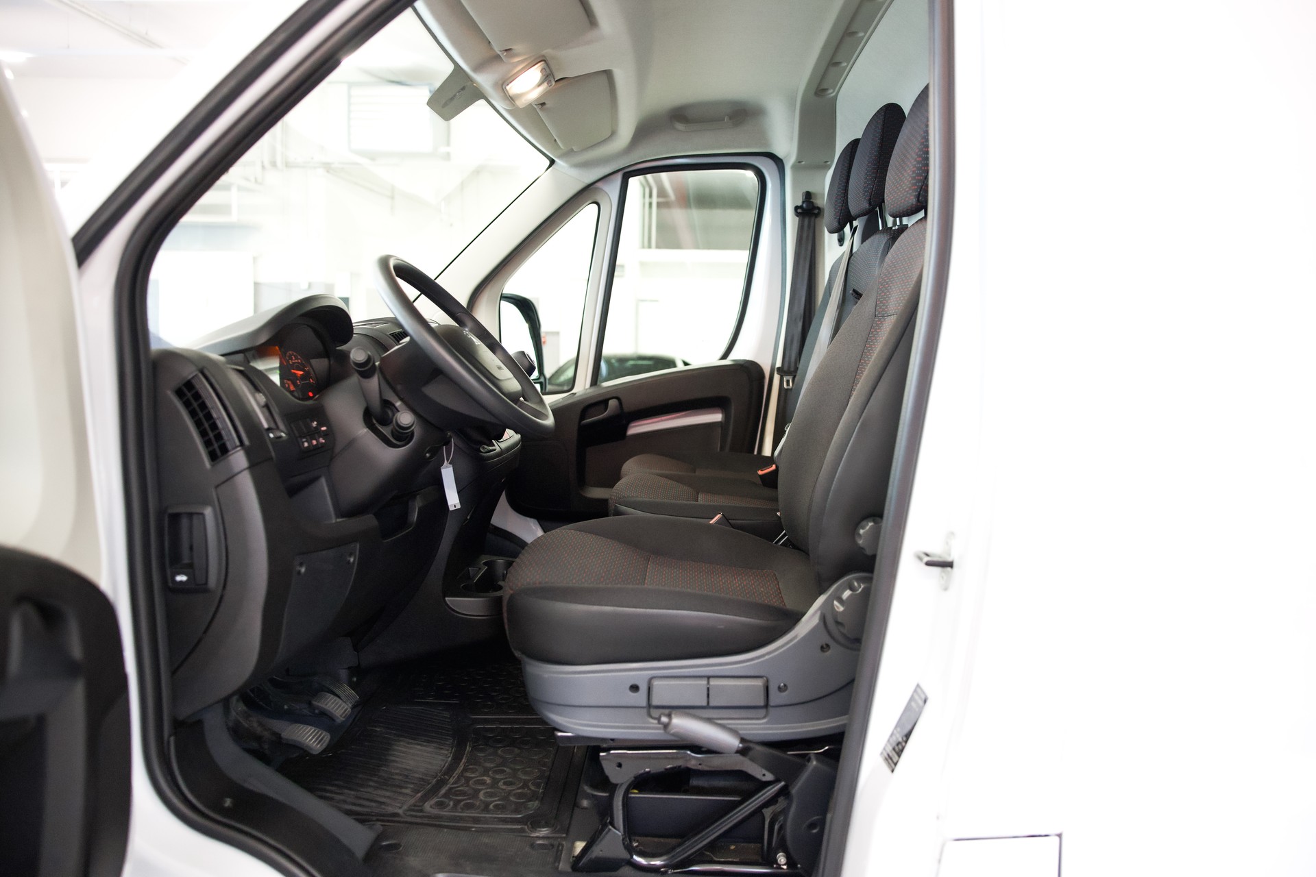 PEUGEOT Boxer 330 L1H1 2.2 BlueHDi 120 S/S-image-19