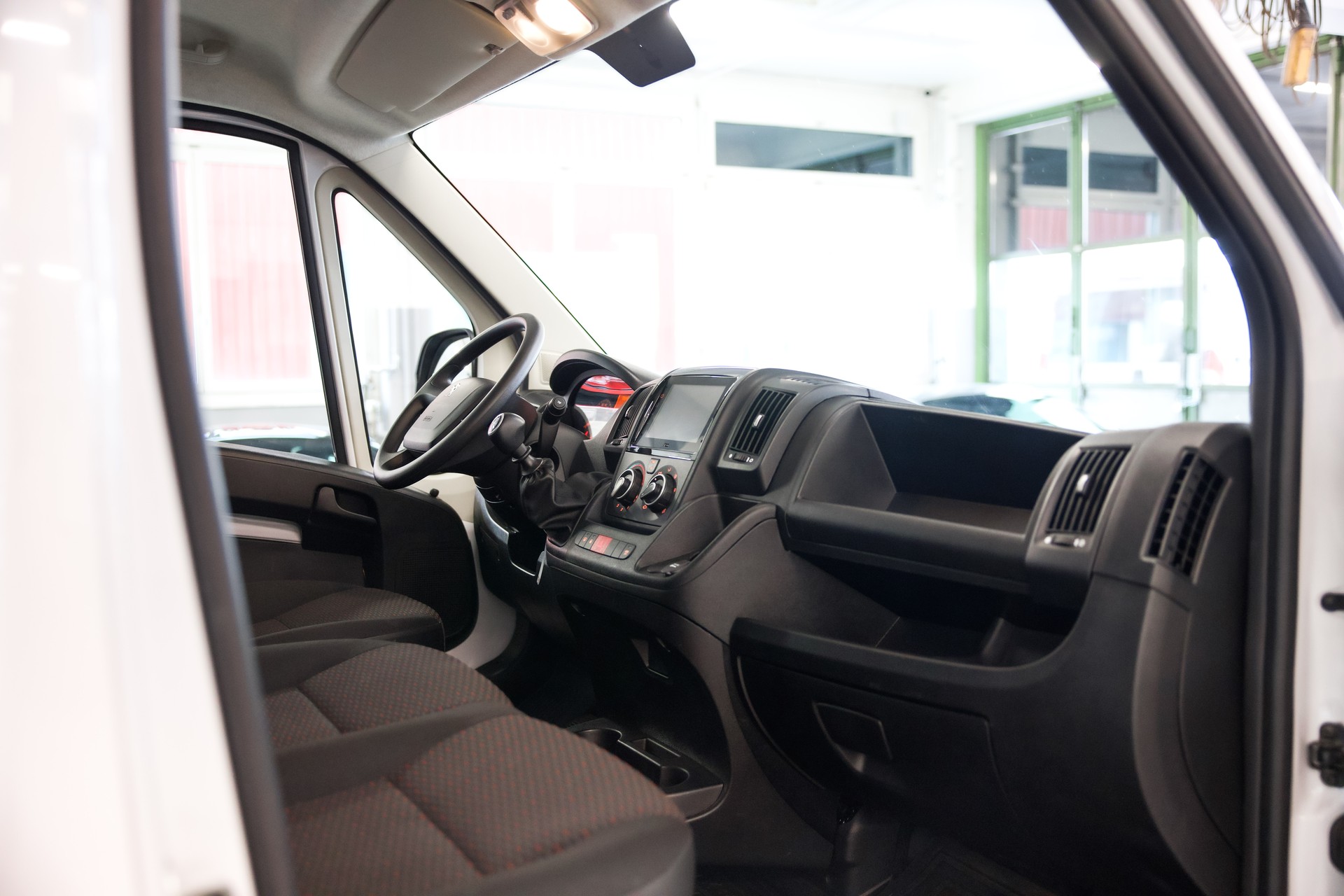 PEUGEOT Boxer 330 L1H1 2.2 BlueHDi 120 S/S-image-21