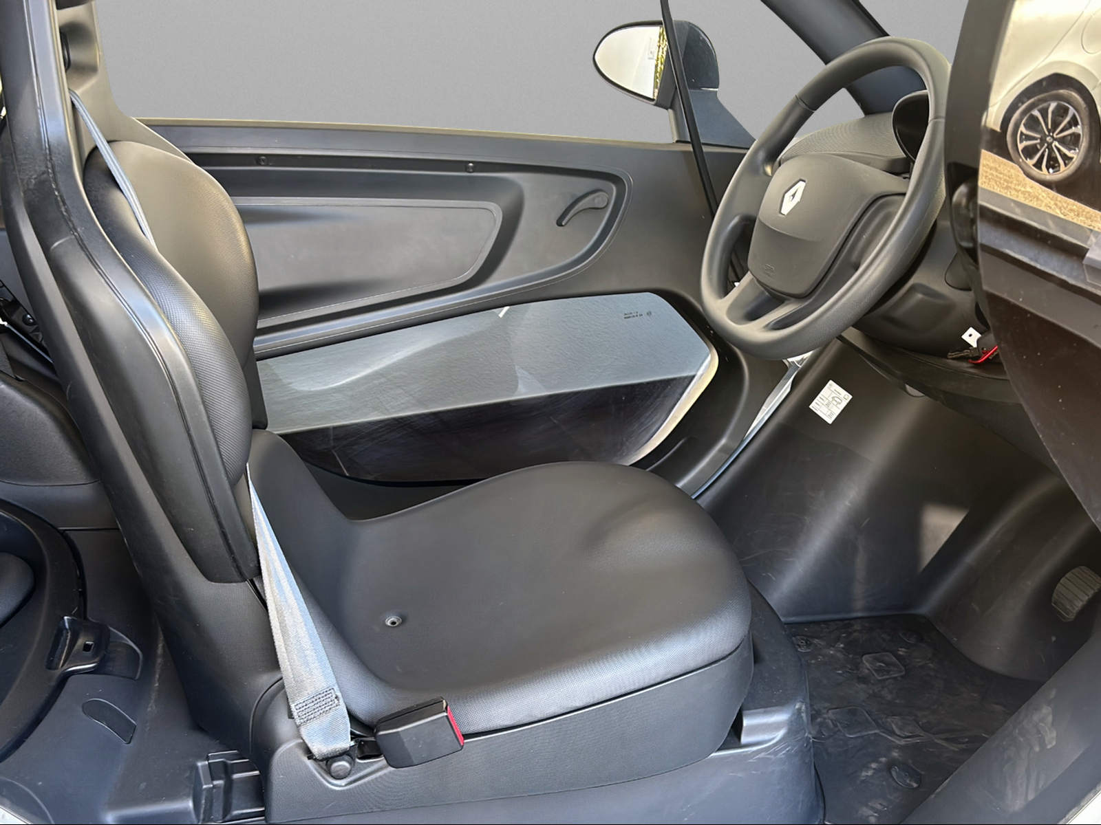 RENAULT Twizy Z.E. Intens Black (incl. Battery)-image-6