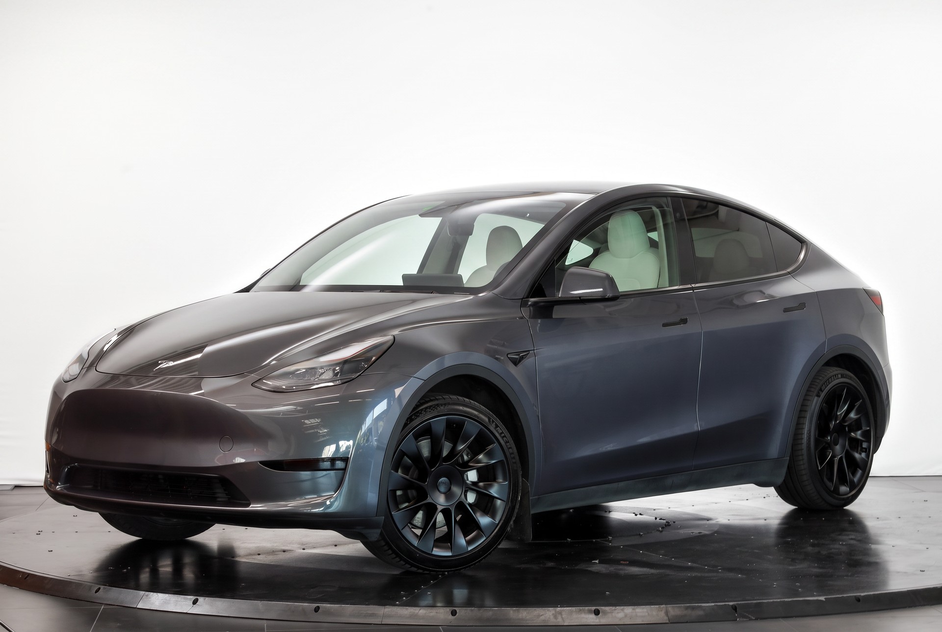 TESLA Model Y RWD-showroom-element-3