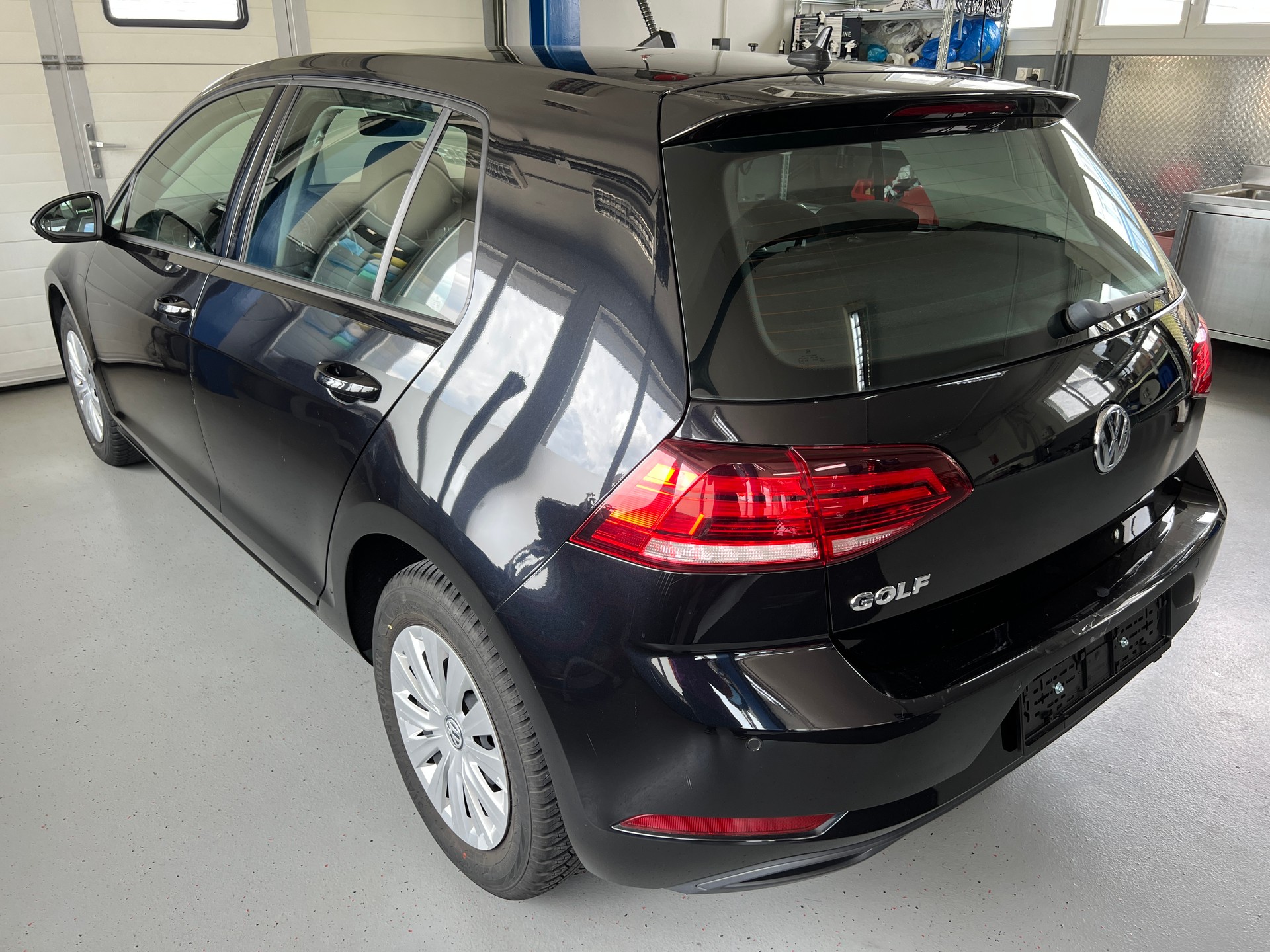 VW Golf 1.0 TSI Trendline-image-2