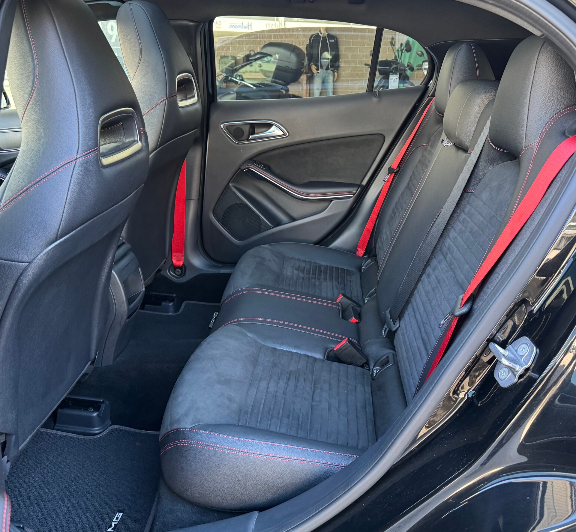 MERCEDES-BENZ GLA 45 AMG 4Matic 7G-DCT-image-9