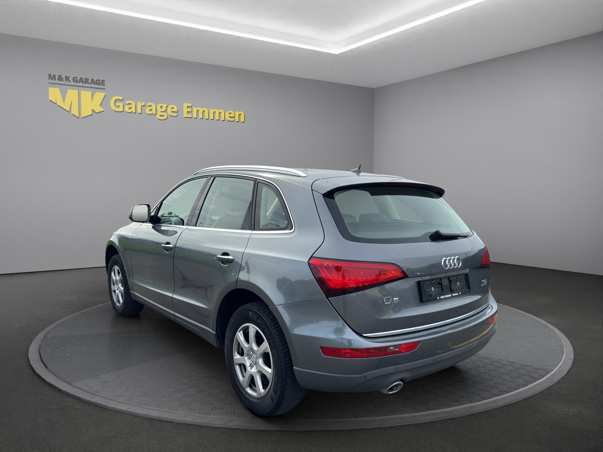 AUDI Q5 2.0 TDI quattro S-tronic-showroom-element-2