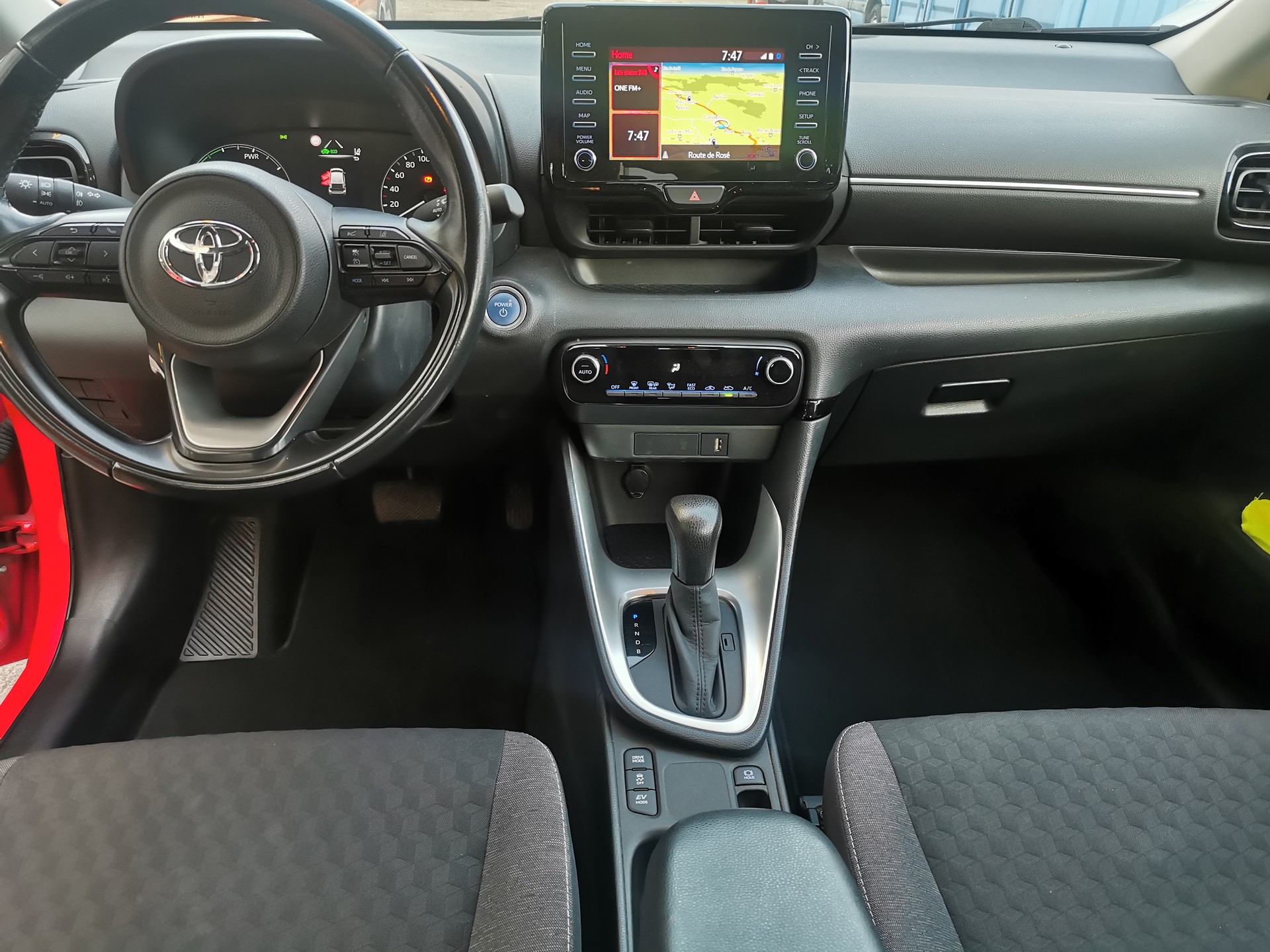 TOYOTA Yaris 1.5 Comfort e-CVT-image-10
