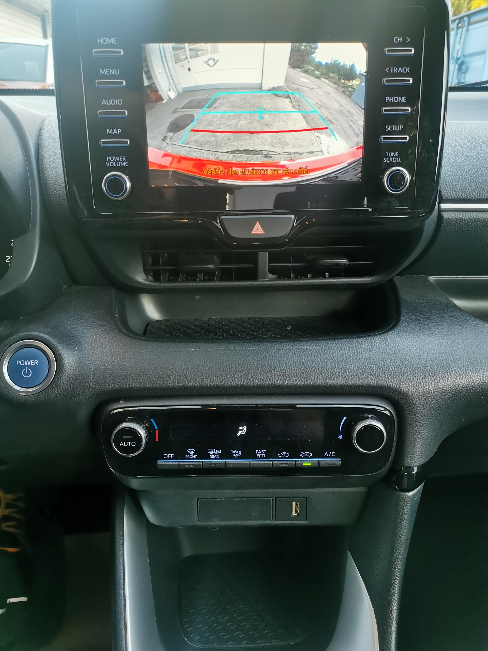 TOYOTA Yaris 1.5 Comfort e-CVT-image-12