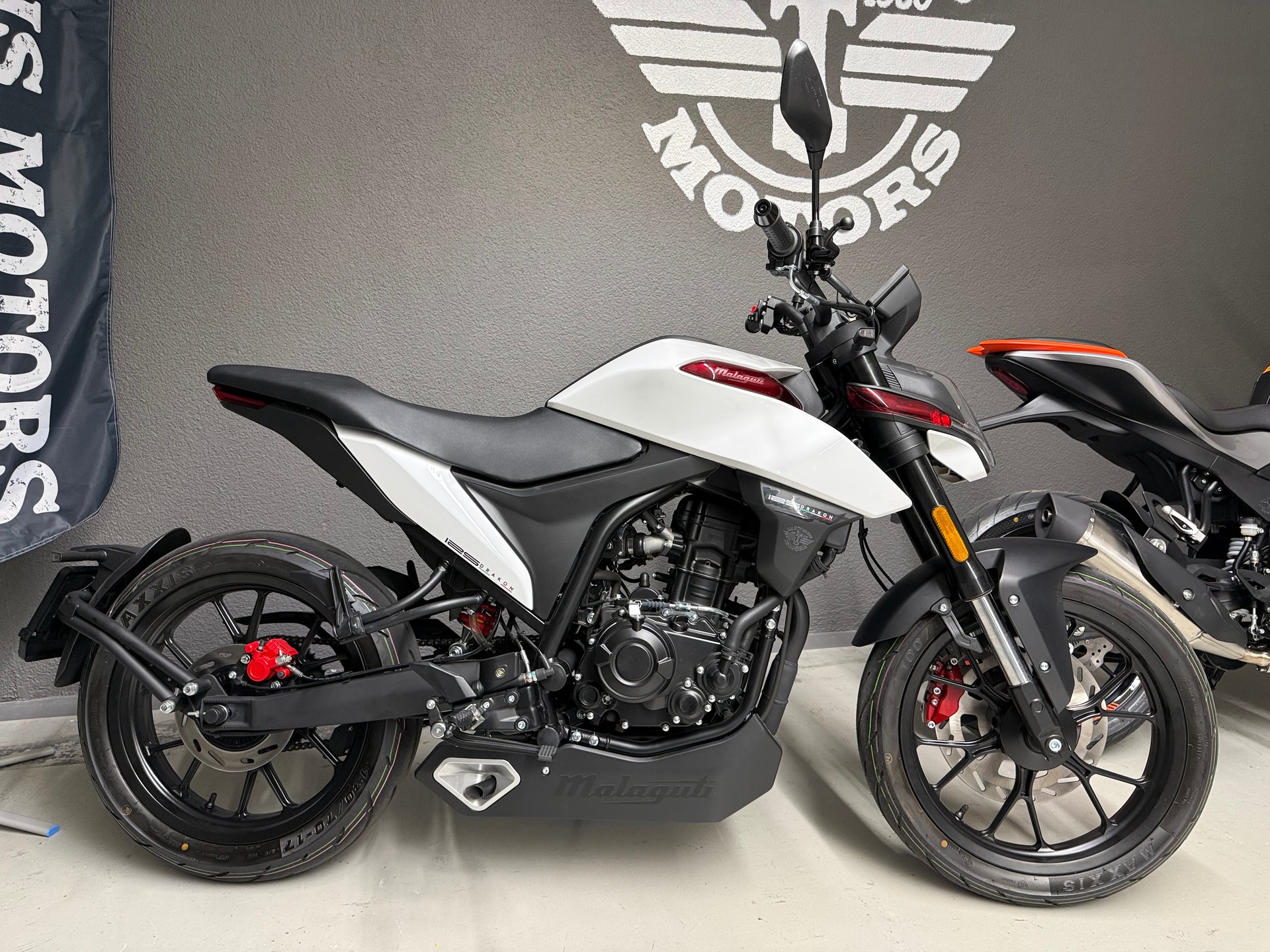 MALAGUTI DRAKON & QJMOTOR SRK 125 S im Doppelback-image-1