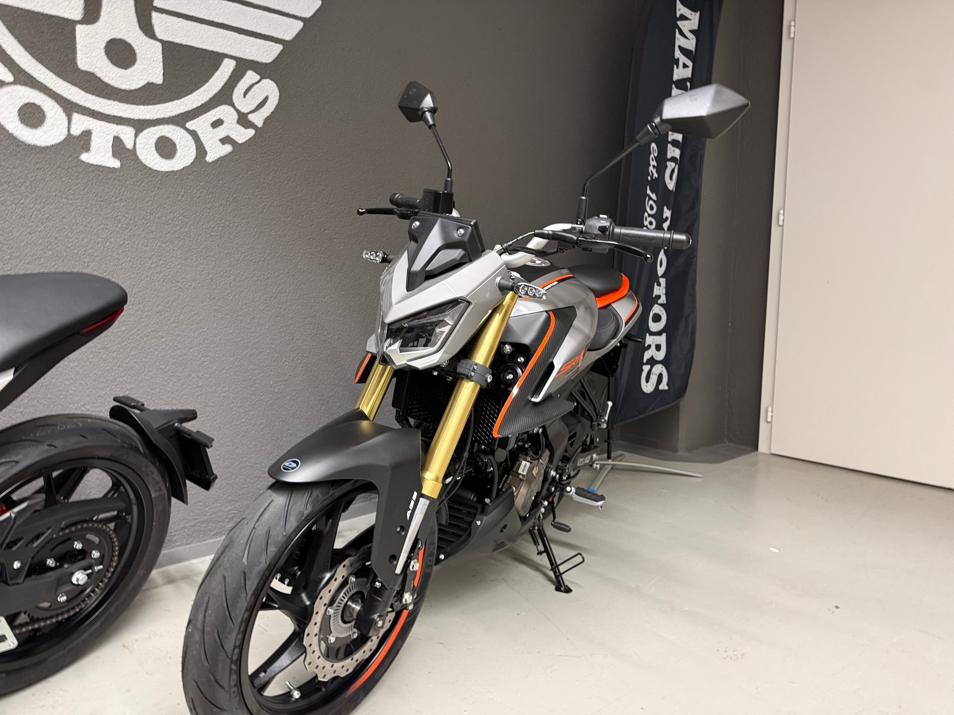 MALAGUTI DRAKON & QJMOTOR SRK 125 S im Doppelback-image-8
