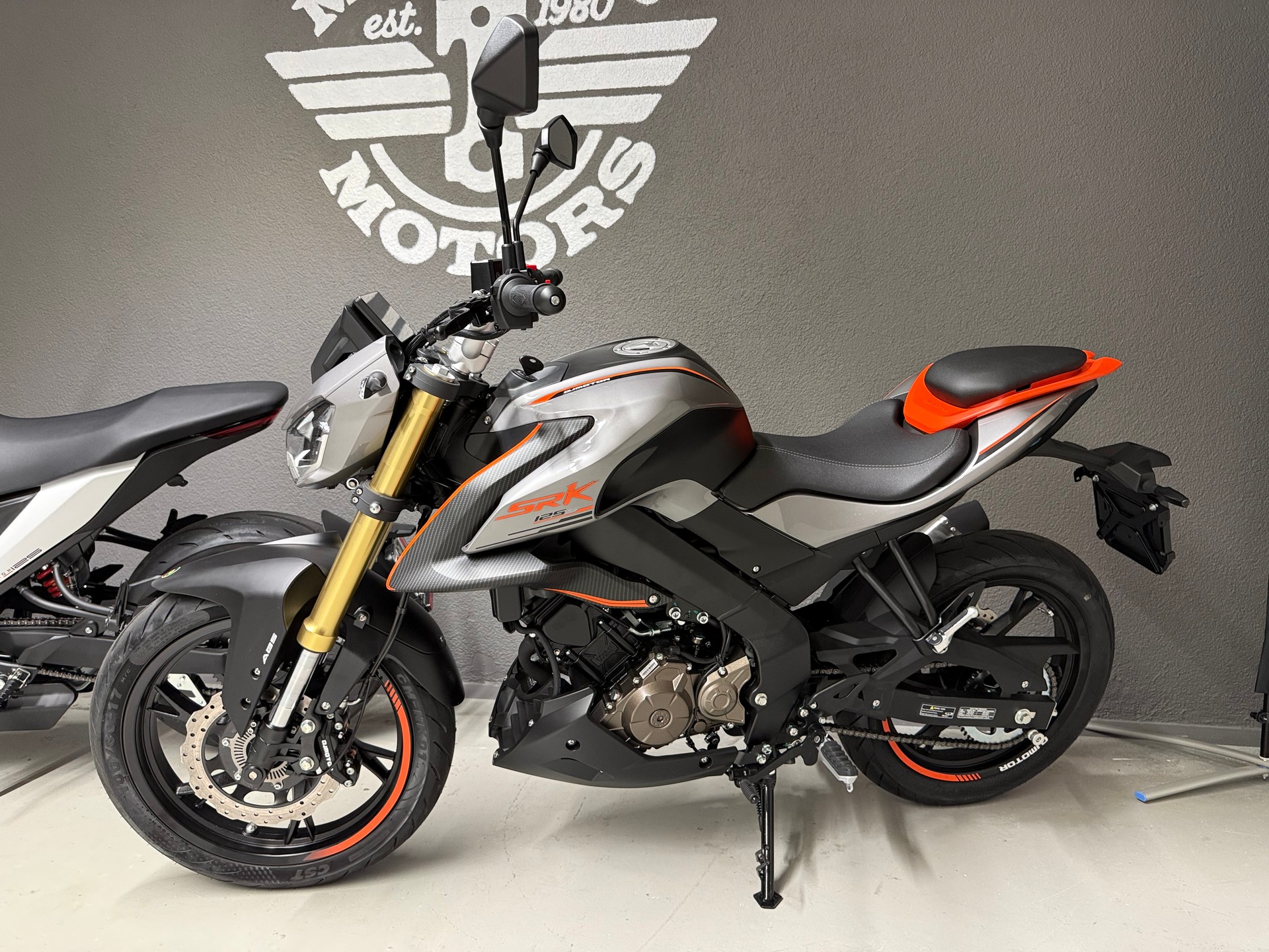 MALAGUTI DRAKON & QJMOTOR SRK 125 S im Doppelback-image-5