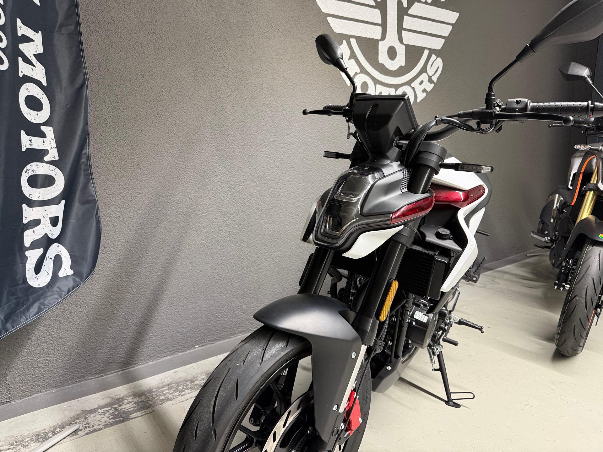 MALAGUTI DRAKON & QJMOTOR SRK 125 S im Doppelback-image-7
