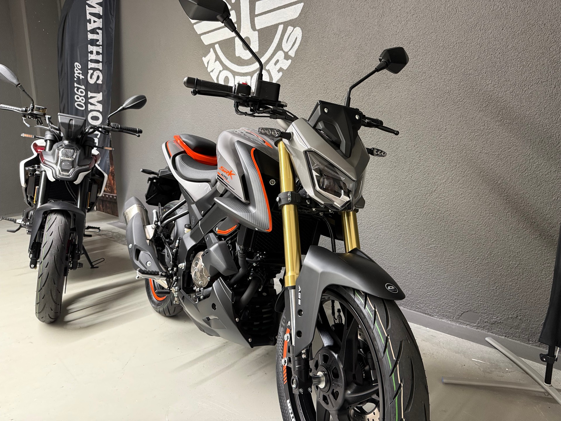 MALAGUTI DRAKON & QJMOTOR SRK 125 S im Doppelback-image-6