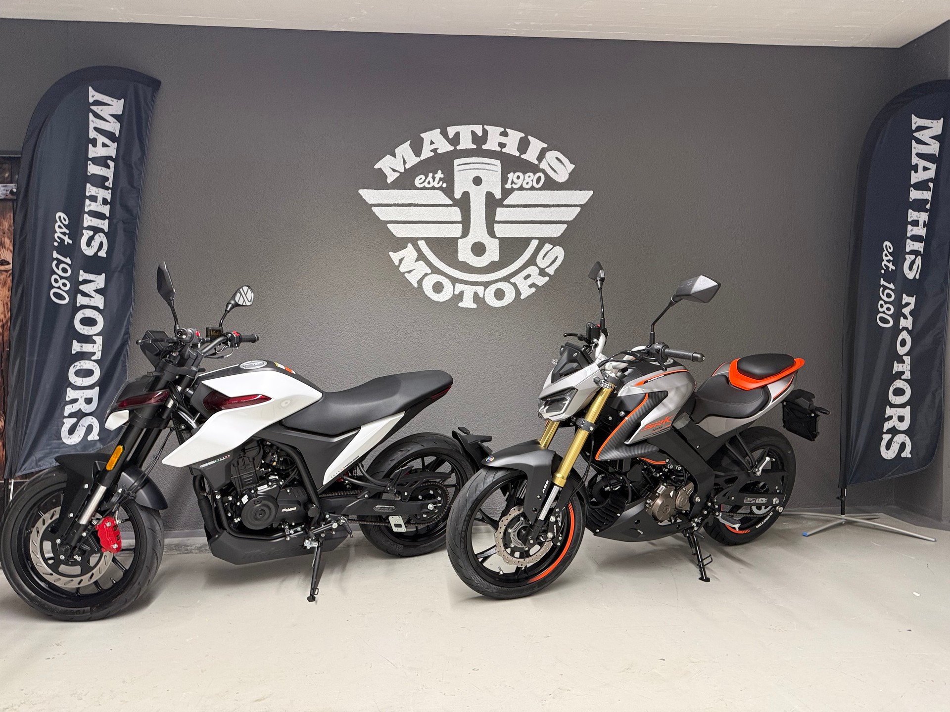 MALAGUTI DRAKON & QJMOTOR SRK 125 S im Doppelback-image-3