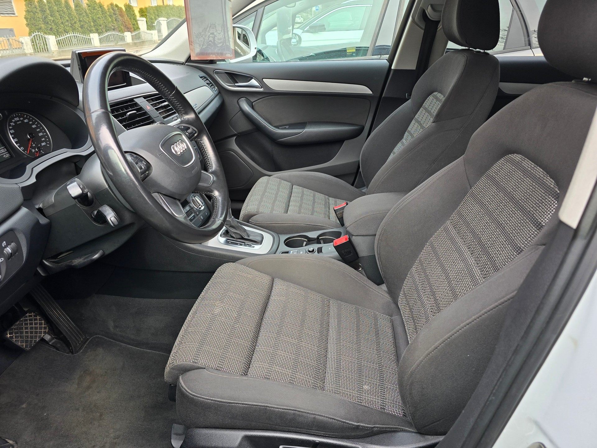 AUDI Q3 2.0 TDI quattro S-tronic-image-4