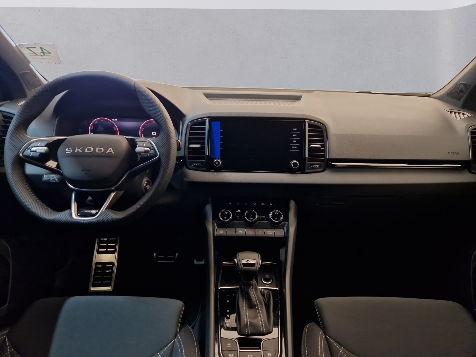 SKODA Karoq 2.0 TSI Dynamic Limited Edition 4x4 DSG-image-9