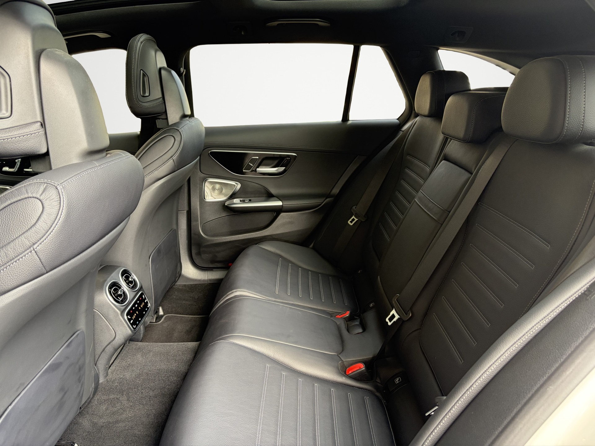MERCEDES-BENZ C 220 d T 4Matic AMG Line-image-13