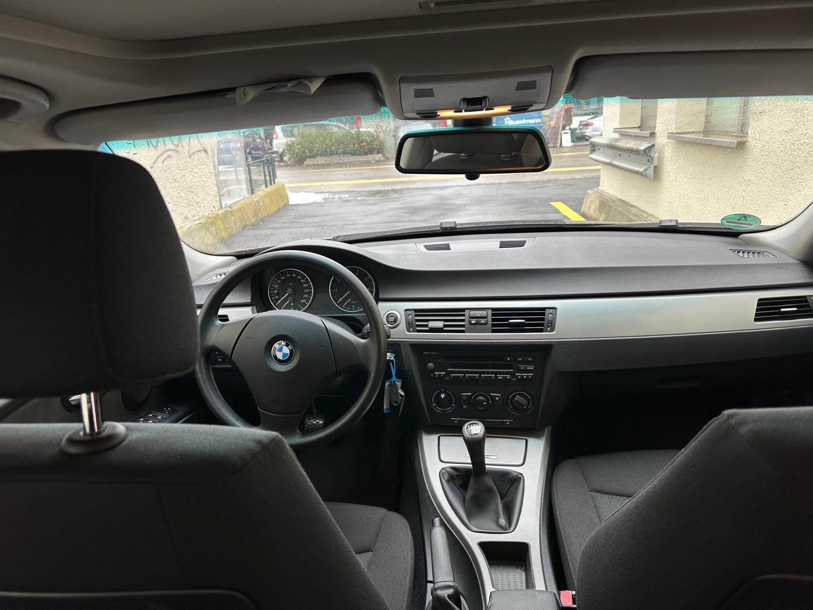 BMW 318i-showroom-element-2