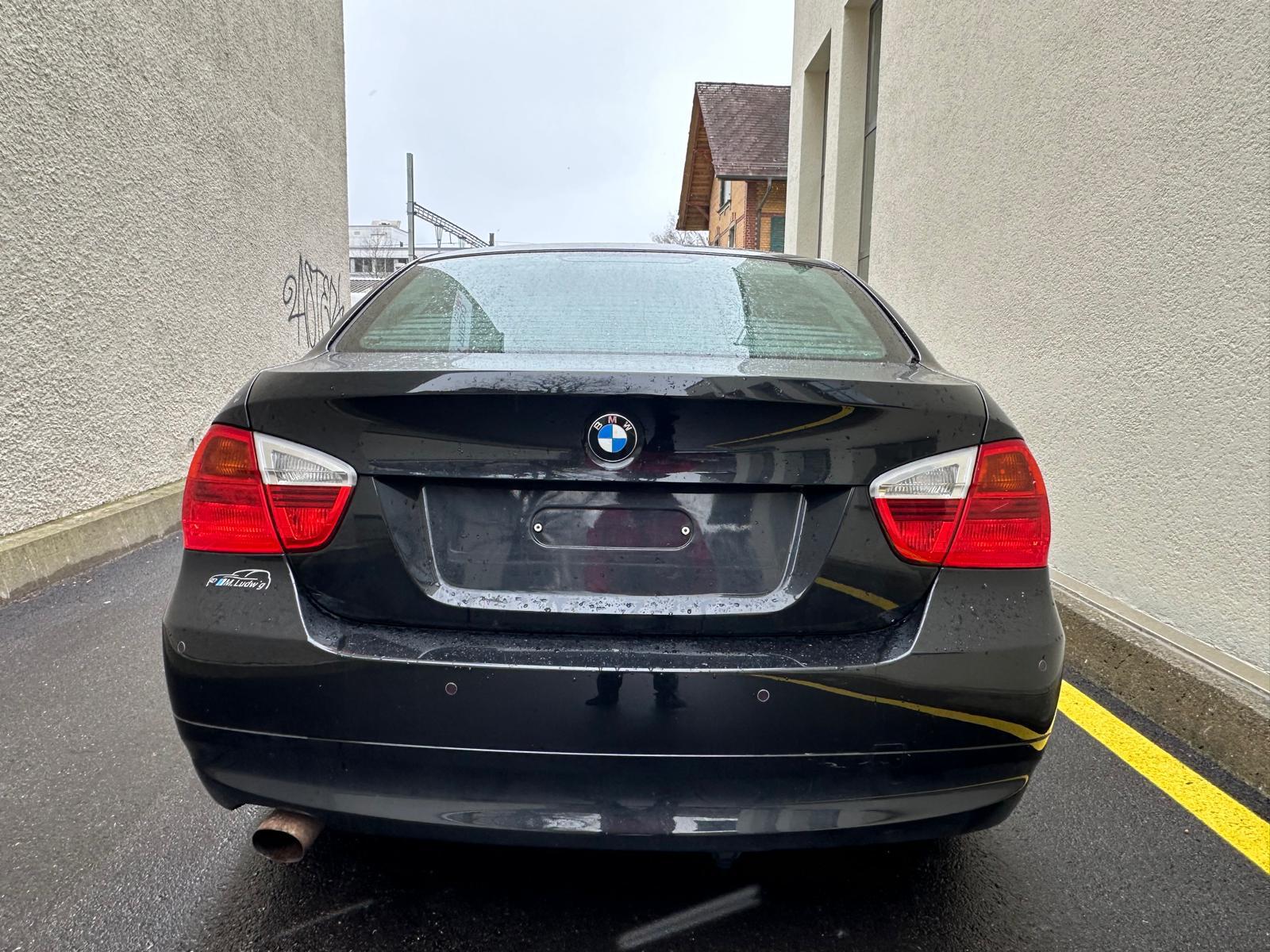 BMW 318i-image-10