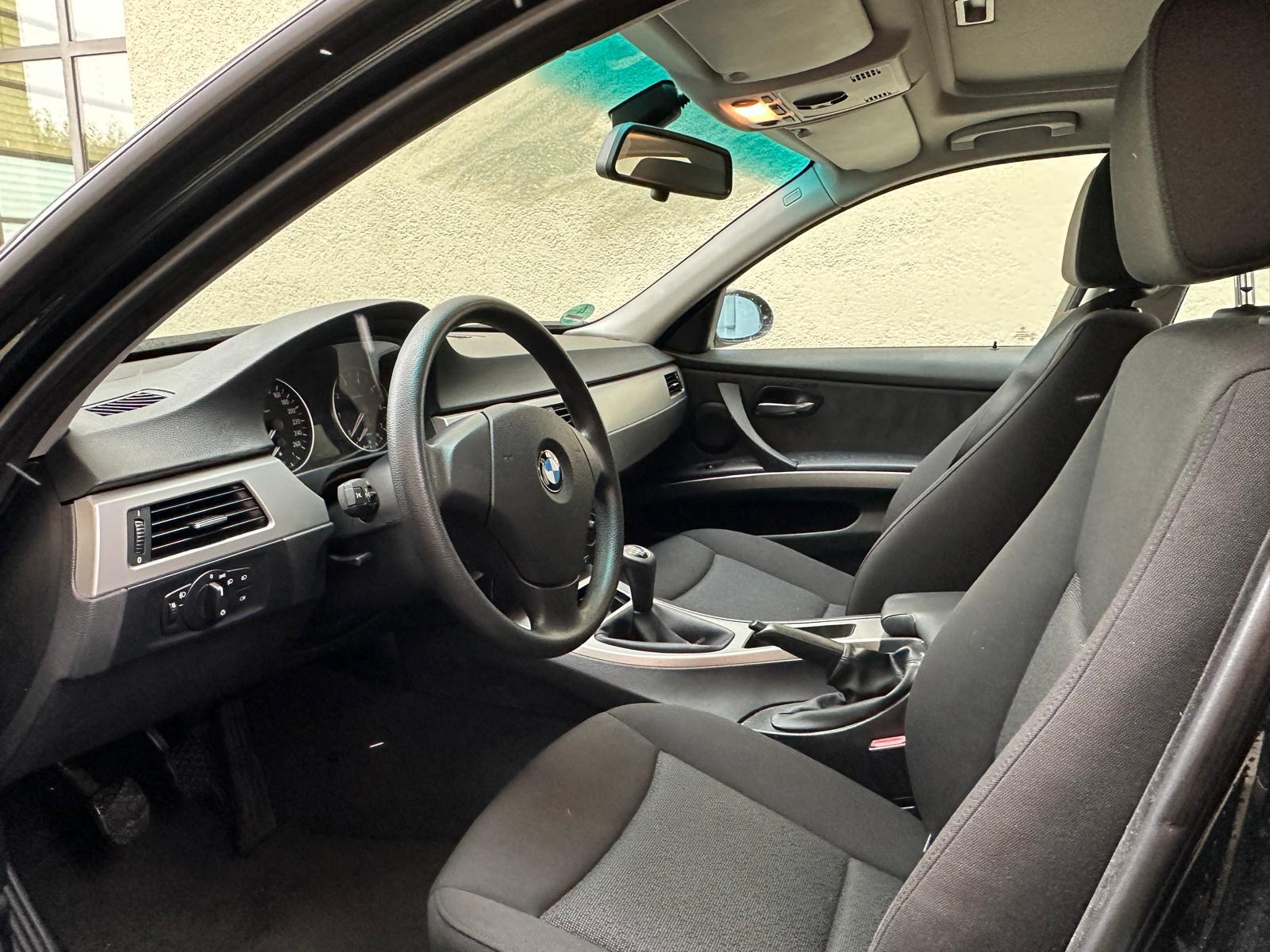 BMW 318i-showroom-element-3