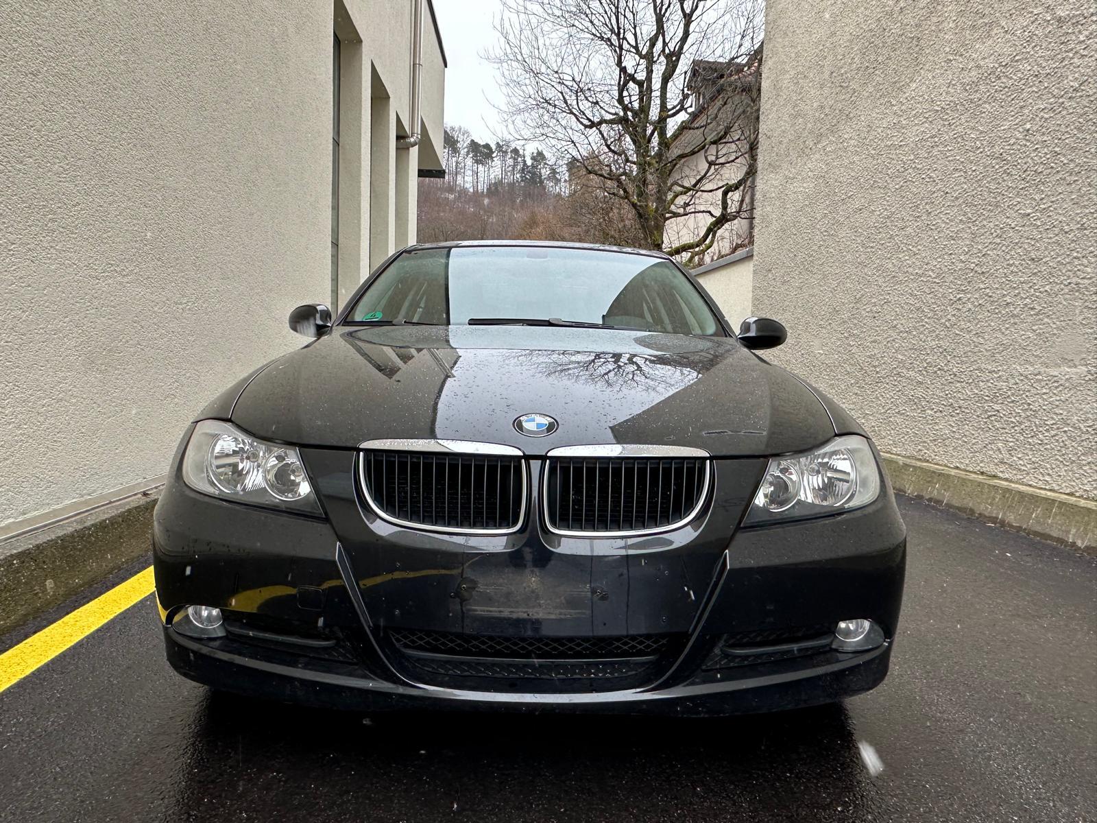 BMW 318i-showroom-element-1